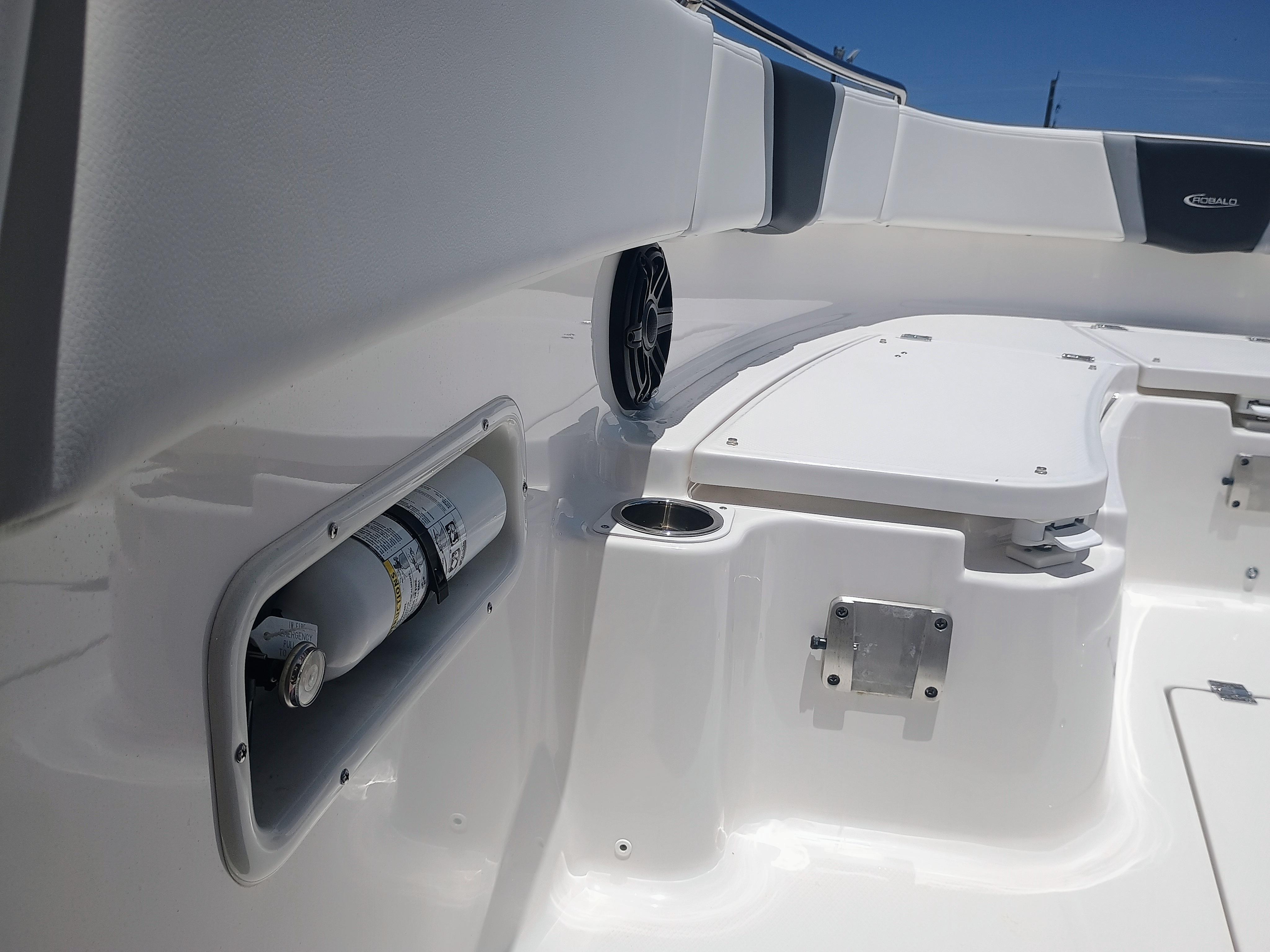 2024-robalo-r250-center-console-power-9771839-20250527112059160-1_XLARGE