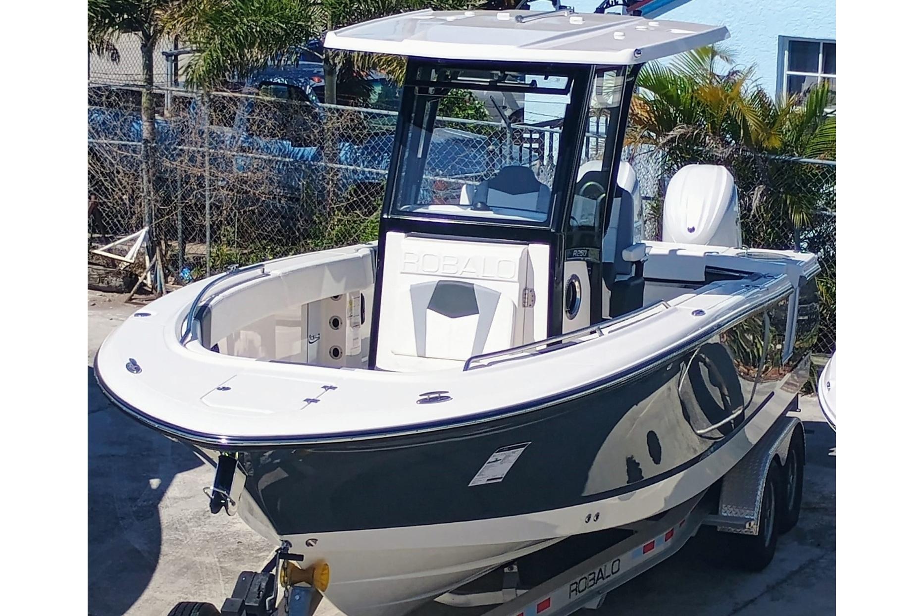 2024-robalo-r250-center-console-power-9771839-20250527112204739-1_XLARGE