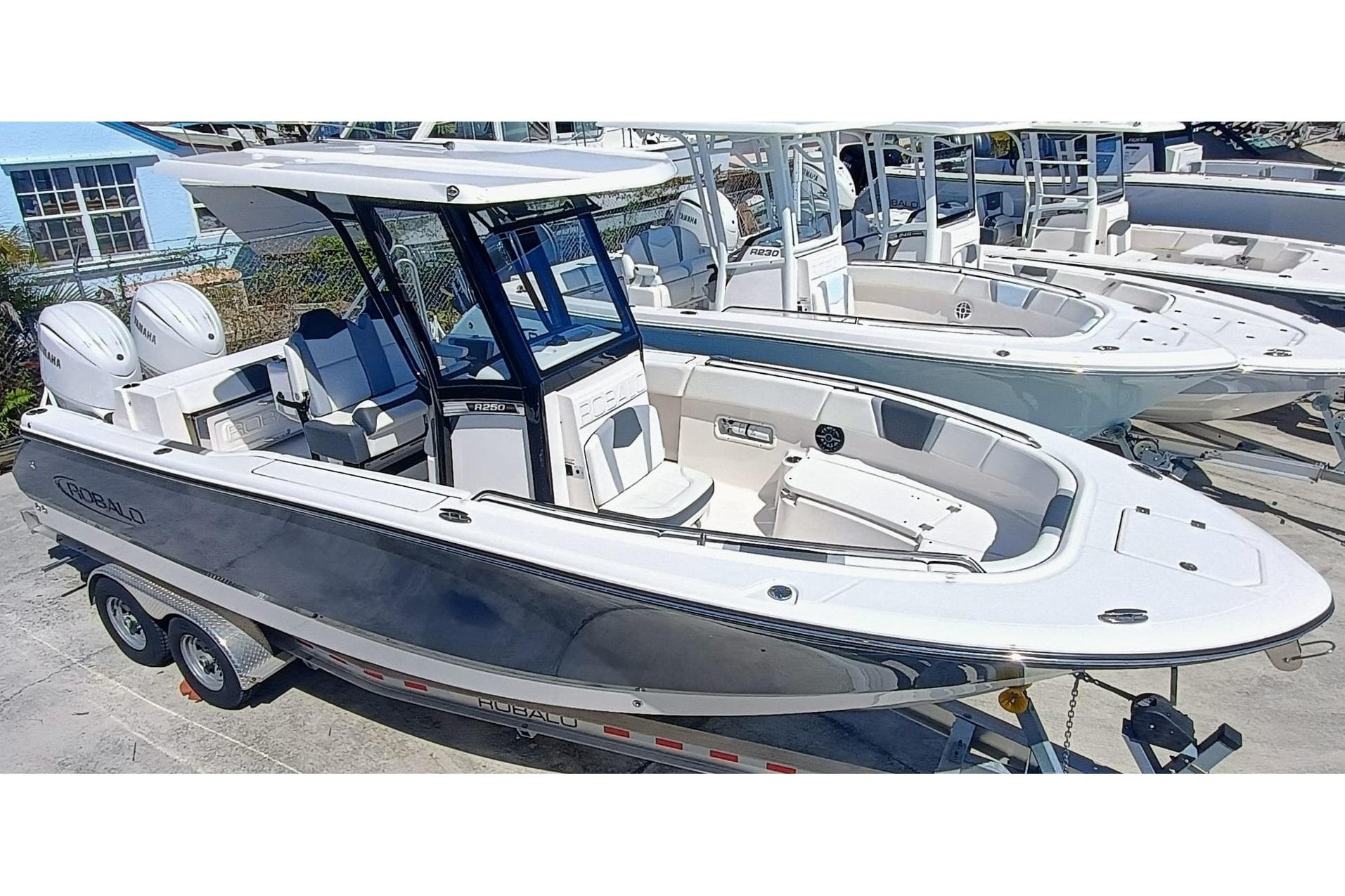 2024-robalo-r250-center-console-power-9771839-20250527112222461-1_XLARGE