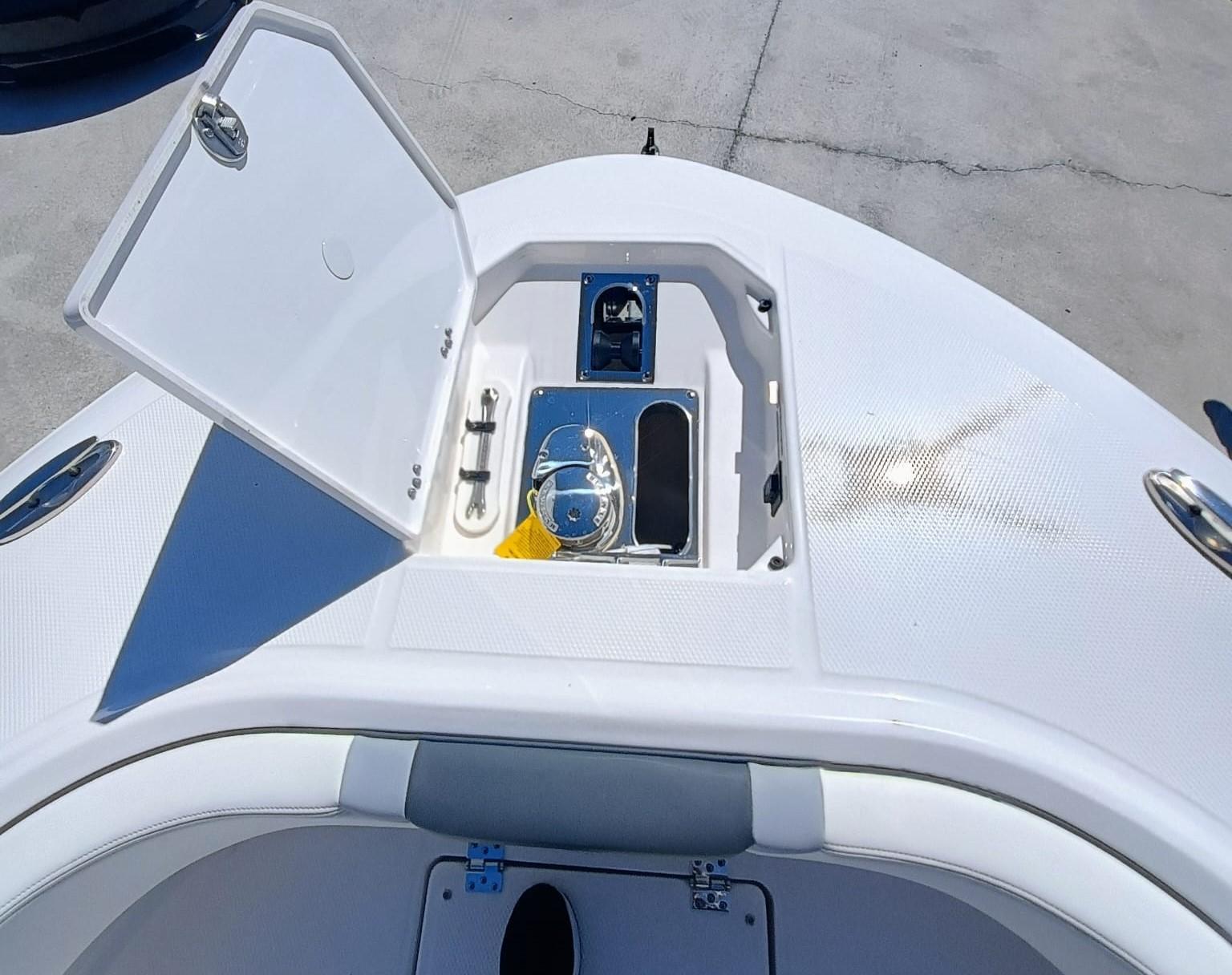 2024-robalo-r250-center-console-power-9771839-20250527112241775-1_XLARGE