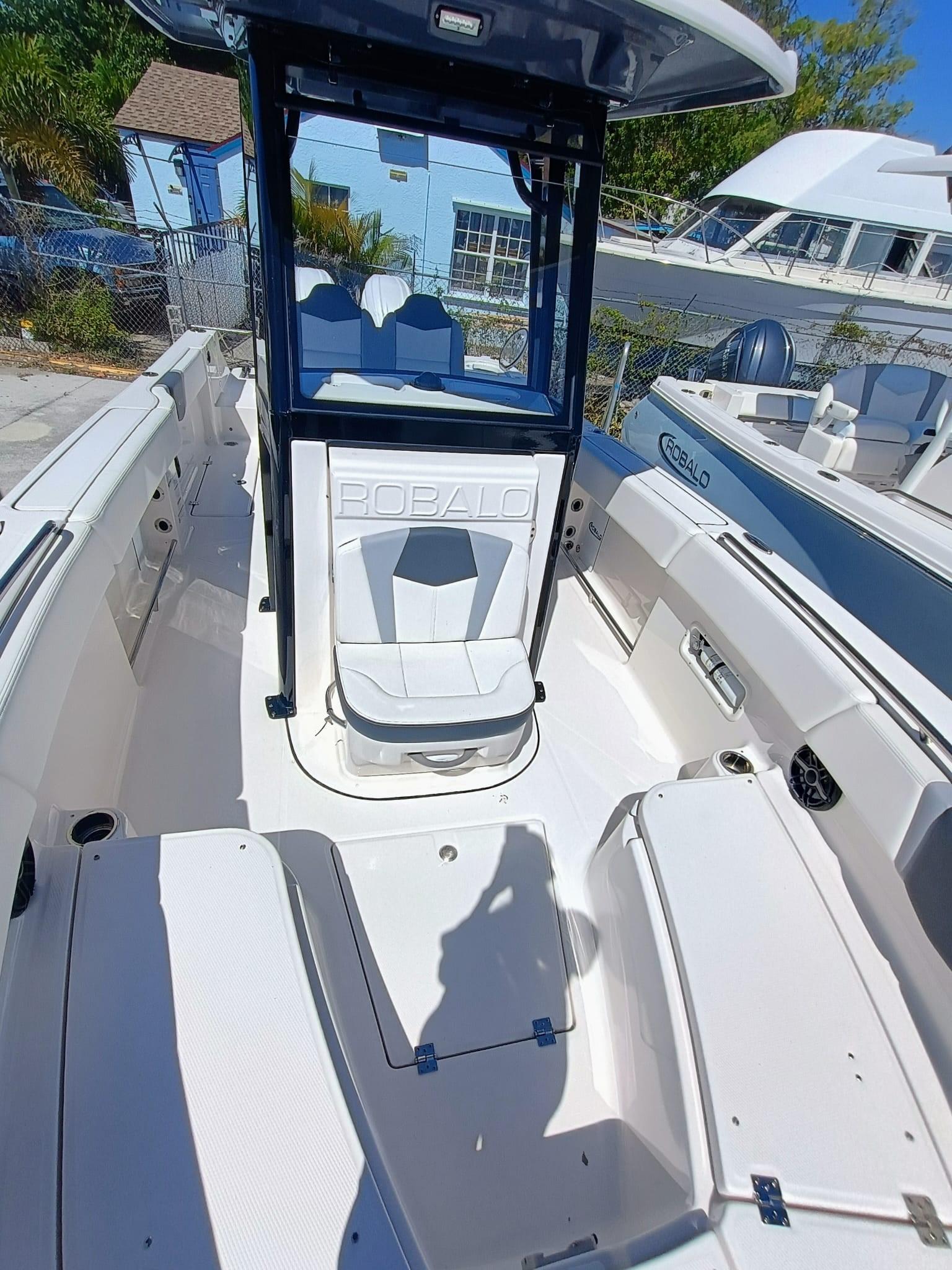 2024-robalo-r250-center-console-power-9771839-20250527112244027-1_XLARGE