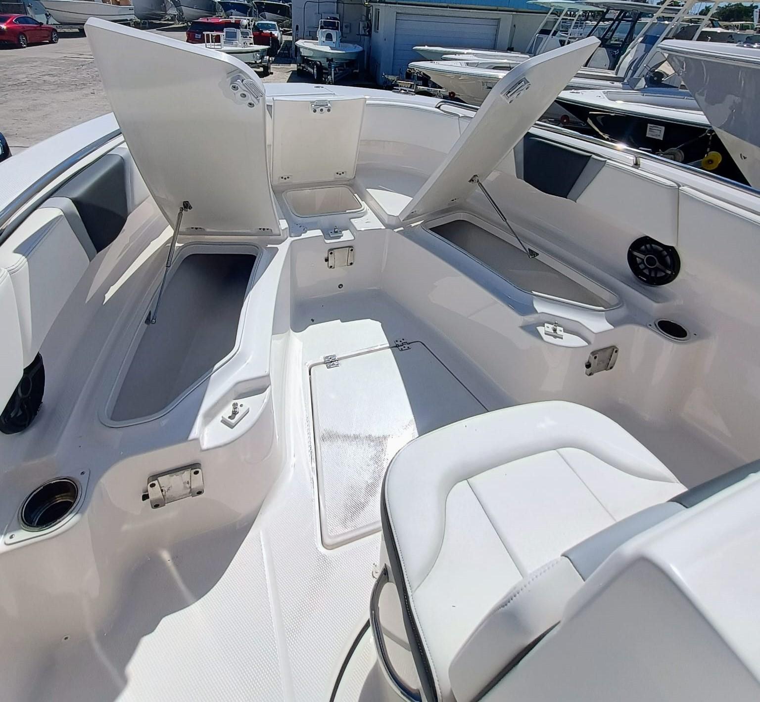 2024-robalo-r250-center-console-power-9771839-20250527112245872-1_XLARGE