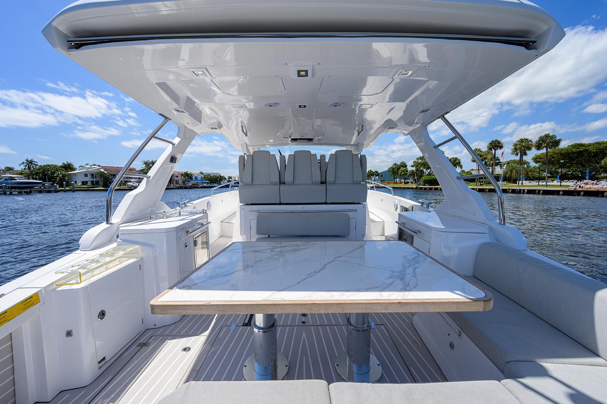 Azimut 40 Miss Rose - Cockpit Table and Seating