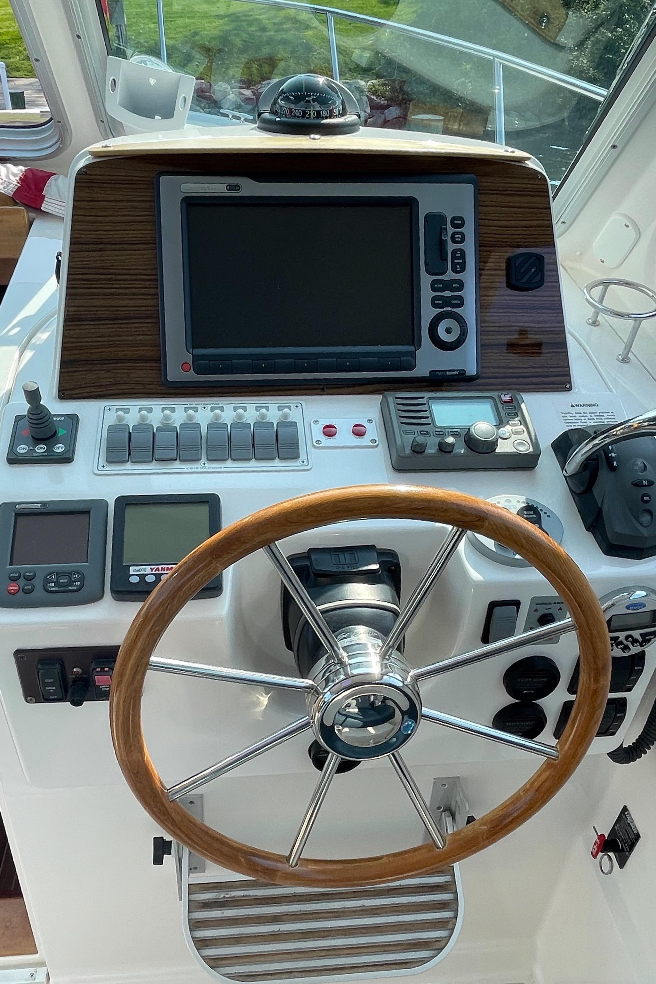 Running Time Back Cove 30 Helm Console
