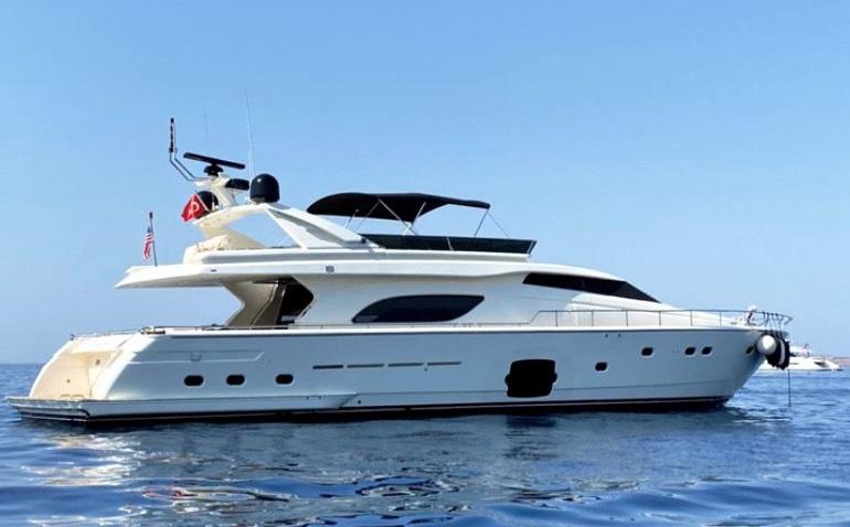 Ferretti Yachts 810