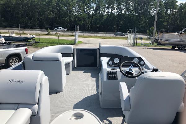 2022 Bentley boat for sale, model of the boat is LE 200 CW & Image # 10 of 31