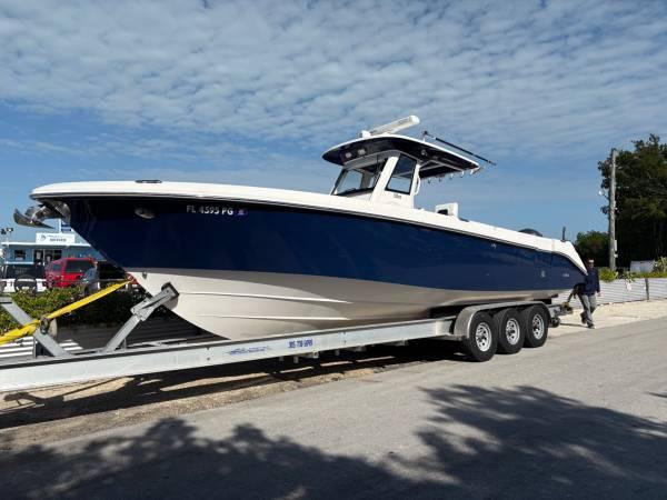 2012 Everglades 325 Center Console