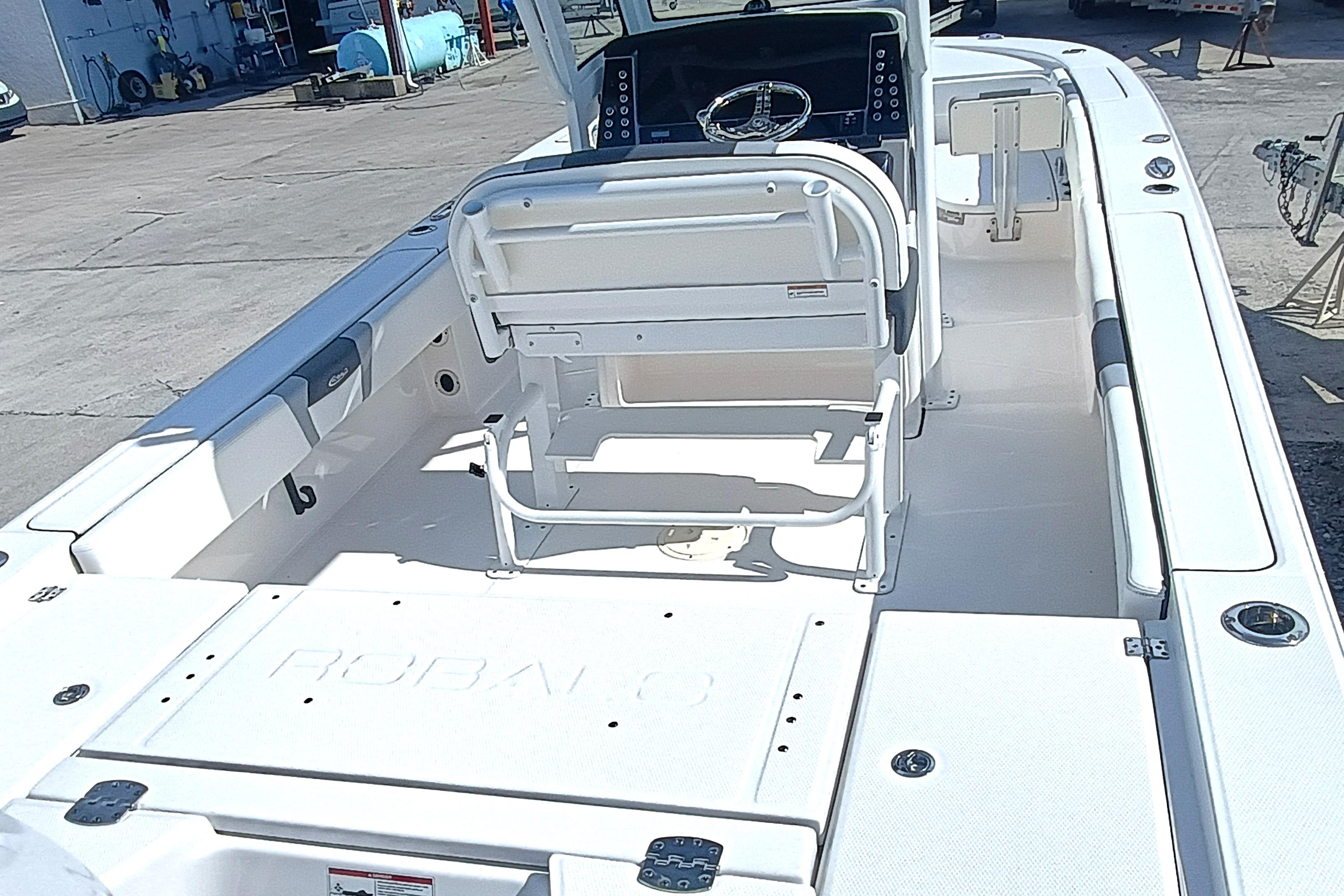 2023-robalo-266-cayman-power-9771882-20250529053618256-1_XLARGE
