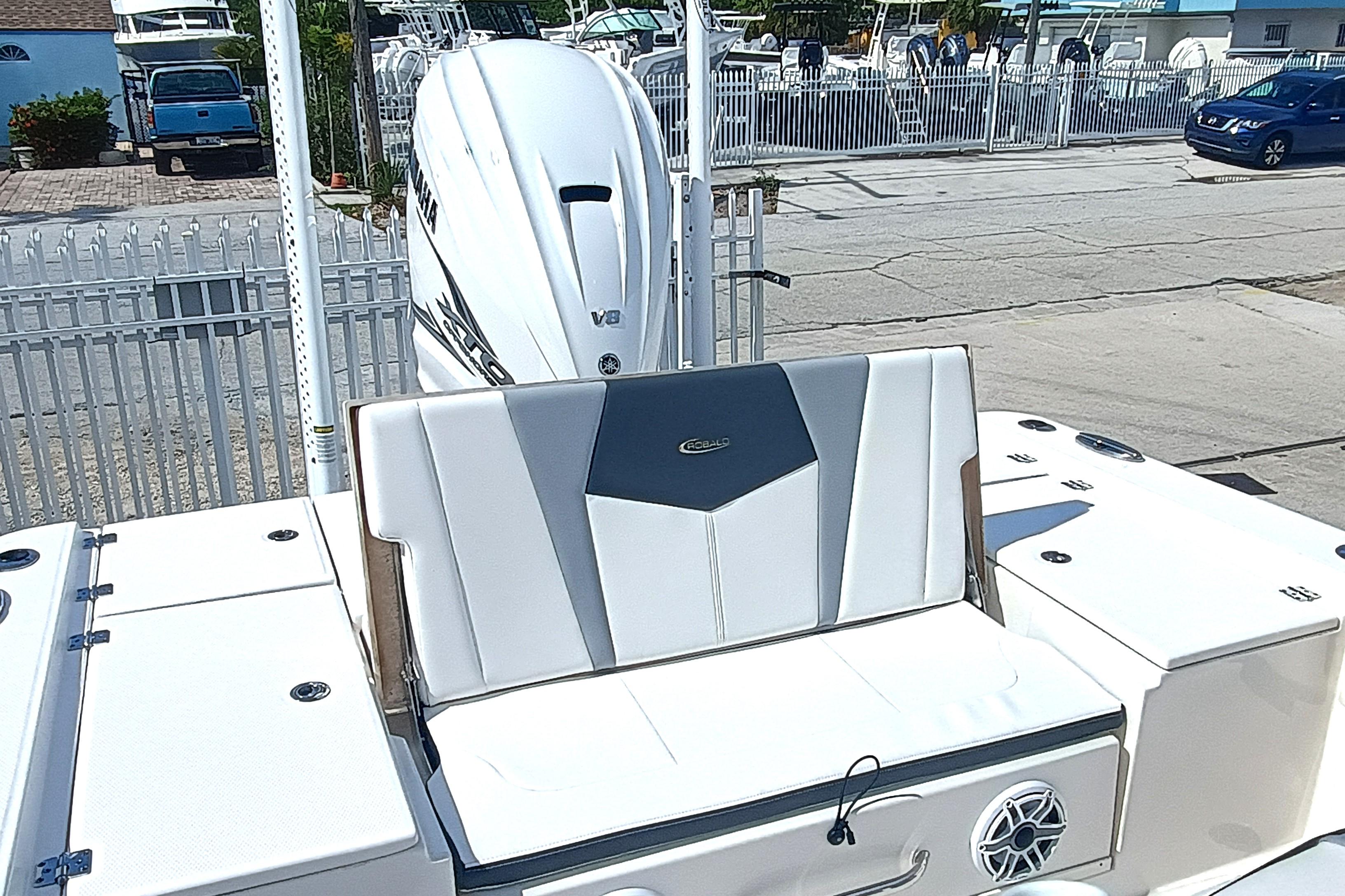 2023-robalo-266-cayman-power-9771882-20250529053622448-1_XLARGE