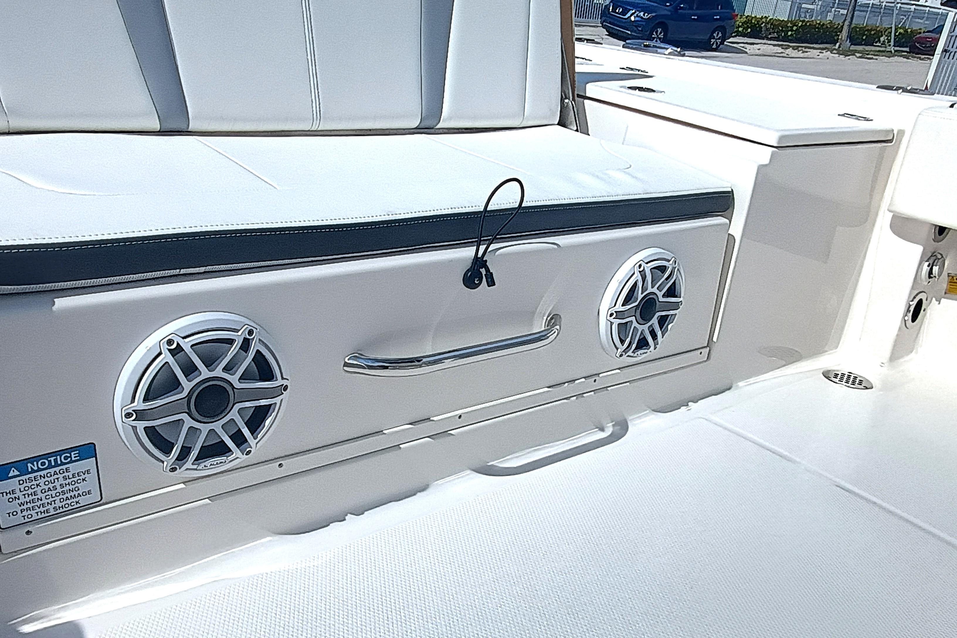 2023-robalo-266-cayman-power-9771882-20250529053625616-1_XLARGE