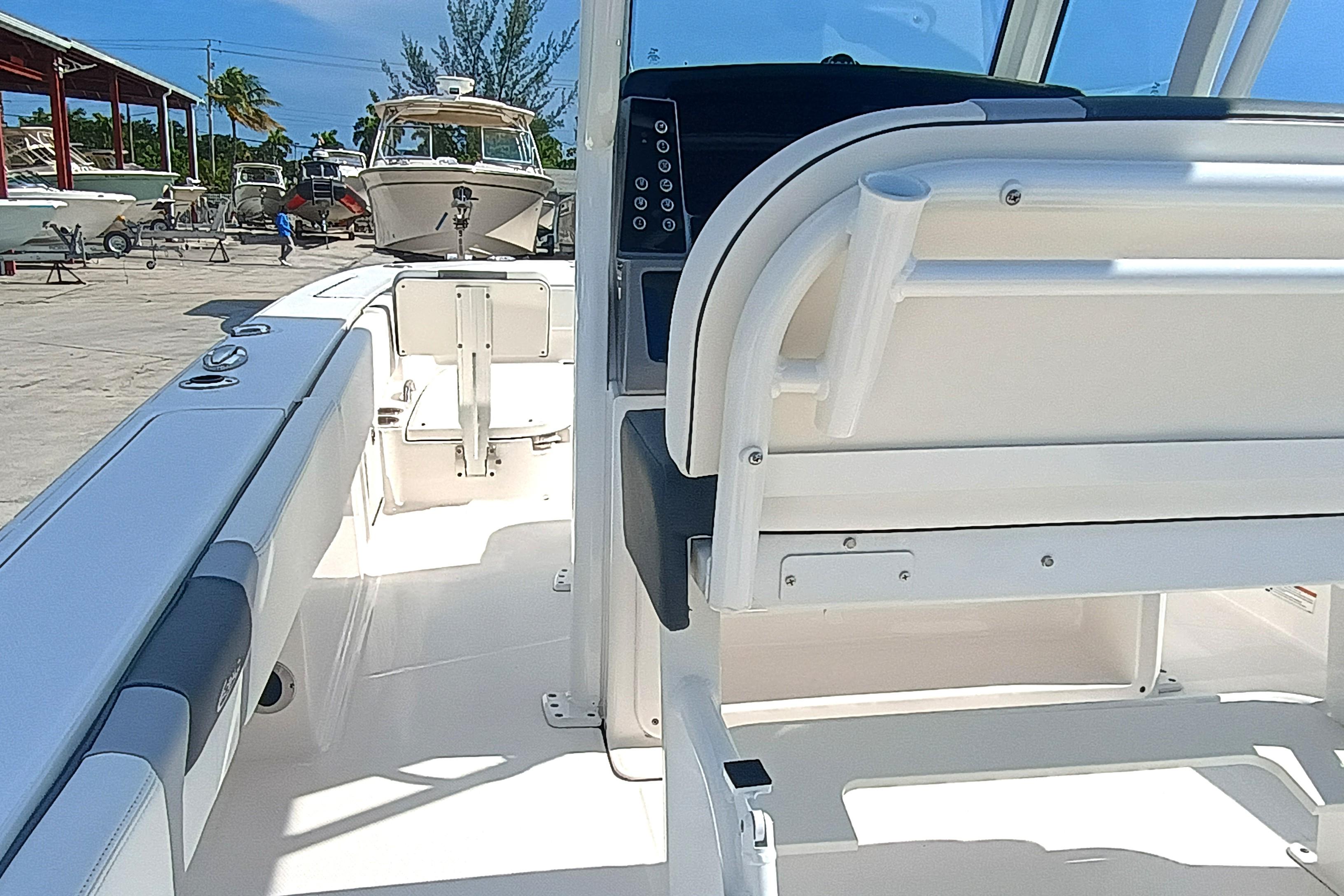 2023-robalo-266-cayman-power-9771882-20250529053627075-1_XLARGE