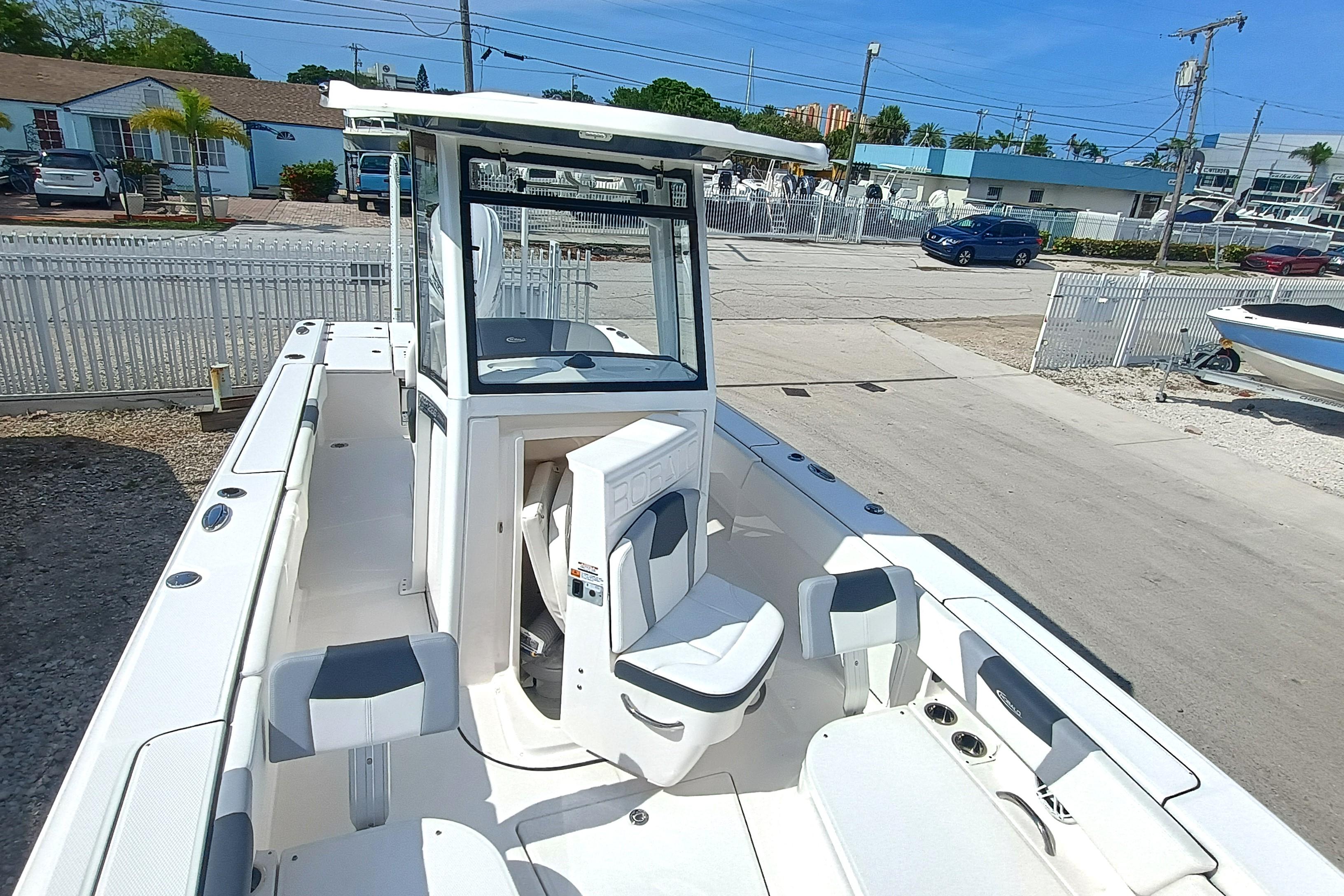 2023-robalo-266-cayman-power-9771882-20250529053702939-1_XLARGE