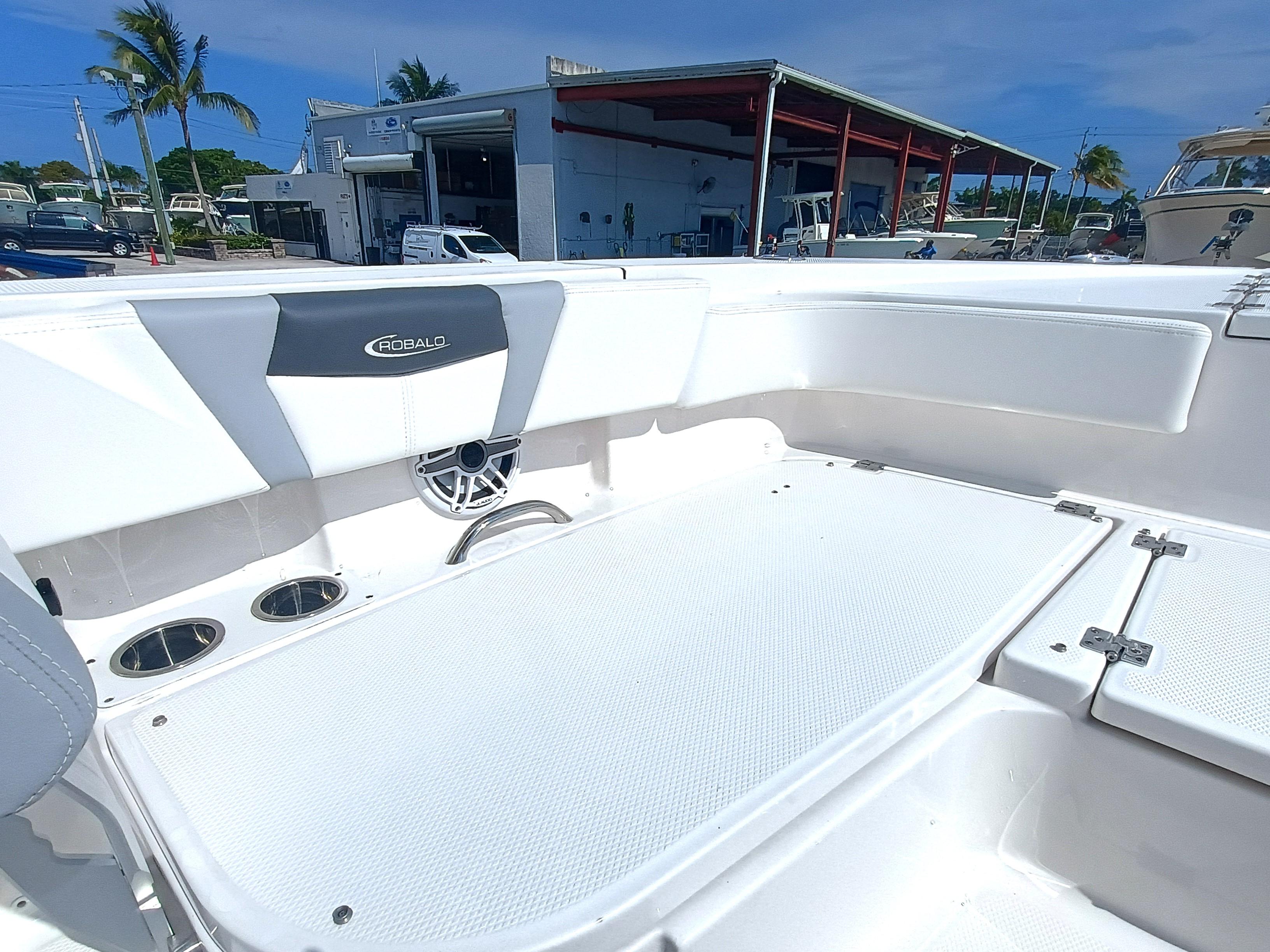 2023-robalo-266-cayman-power-9771882-20250529053708058-1_XLARGE