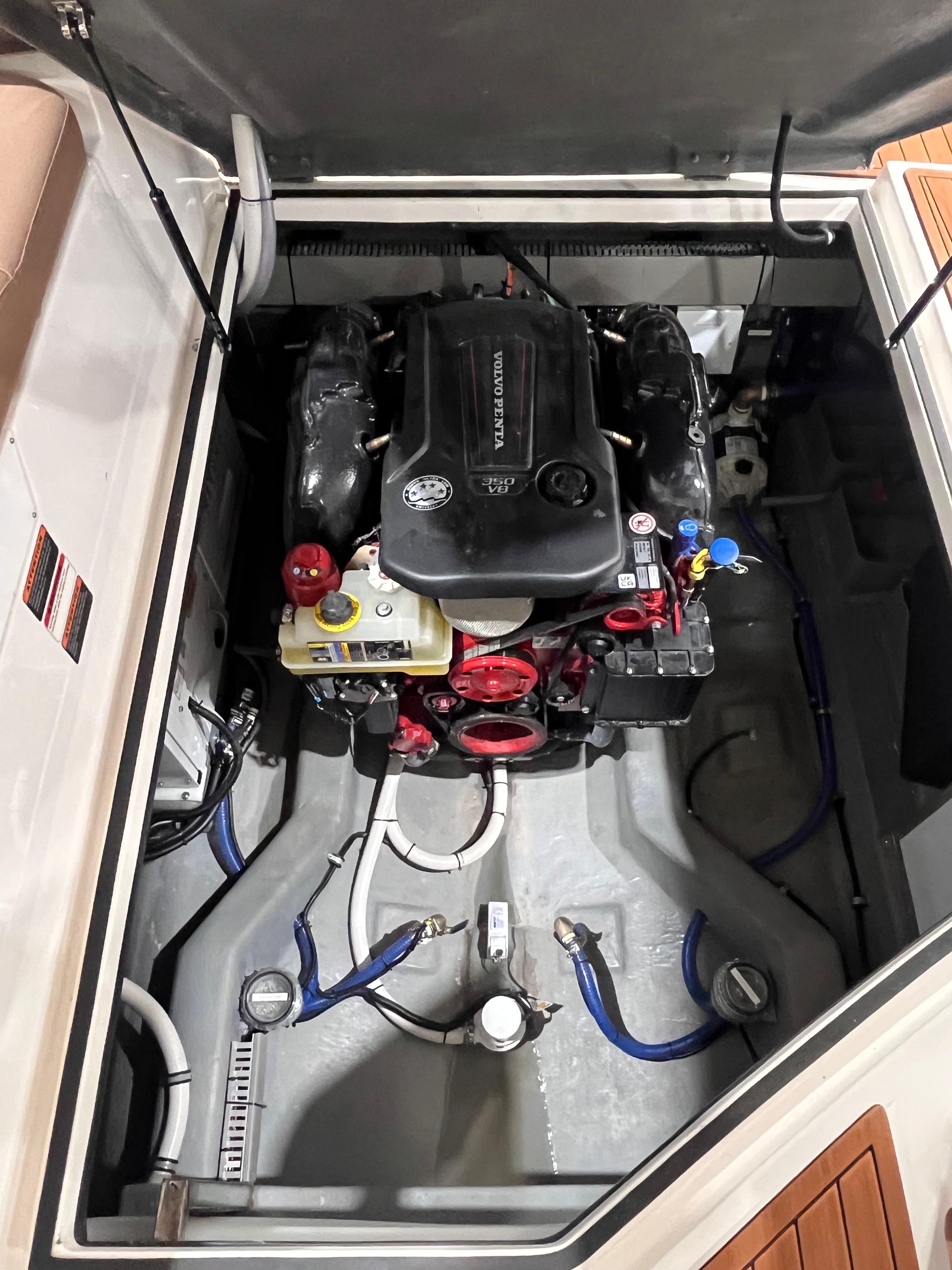 Ventura-DayCruiser 2025 -FL-US-2025 Ventura DayCruiser engine compartment with modern design and advanced components.-9681900 | Thumbnail