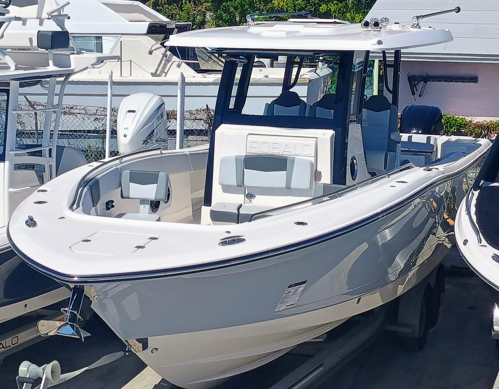 2025-robalo-r300-power-9771930-20250425120029203-1_XLARGE