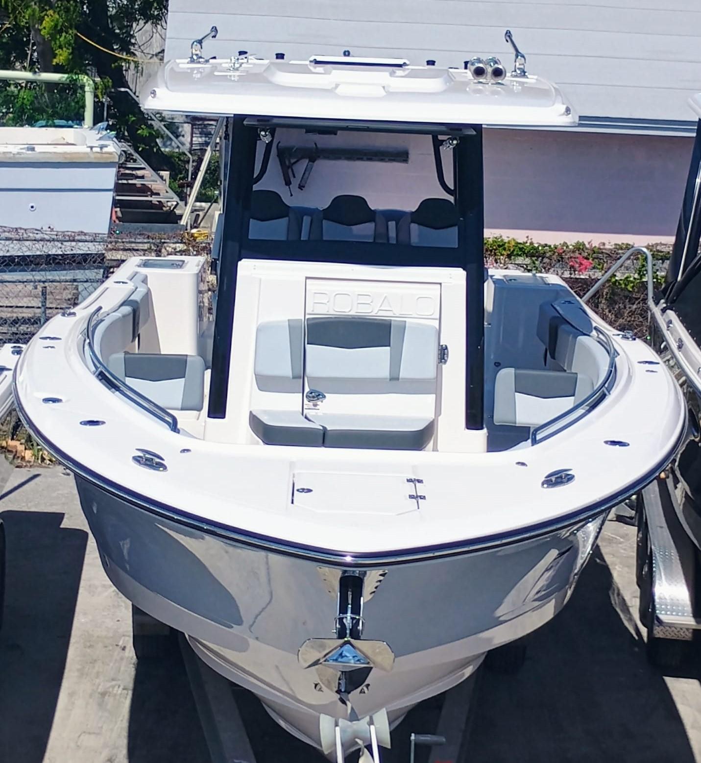 2025-robalo-r300-power-9771930-20250425120030173-1_XLARGE