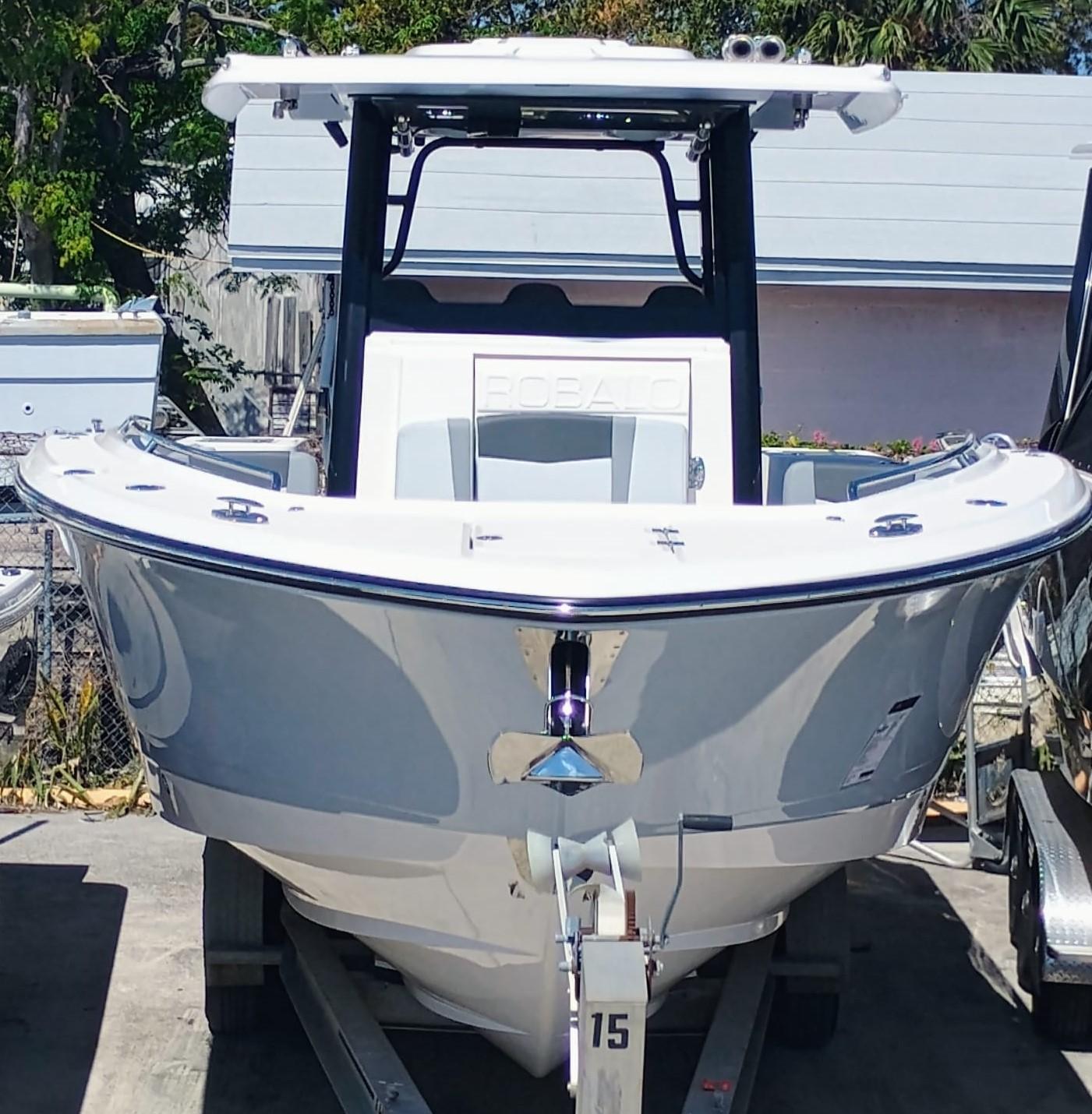 2025-robalo-r300-power-9771930-20250425120031181-1_XLARGE