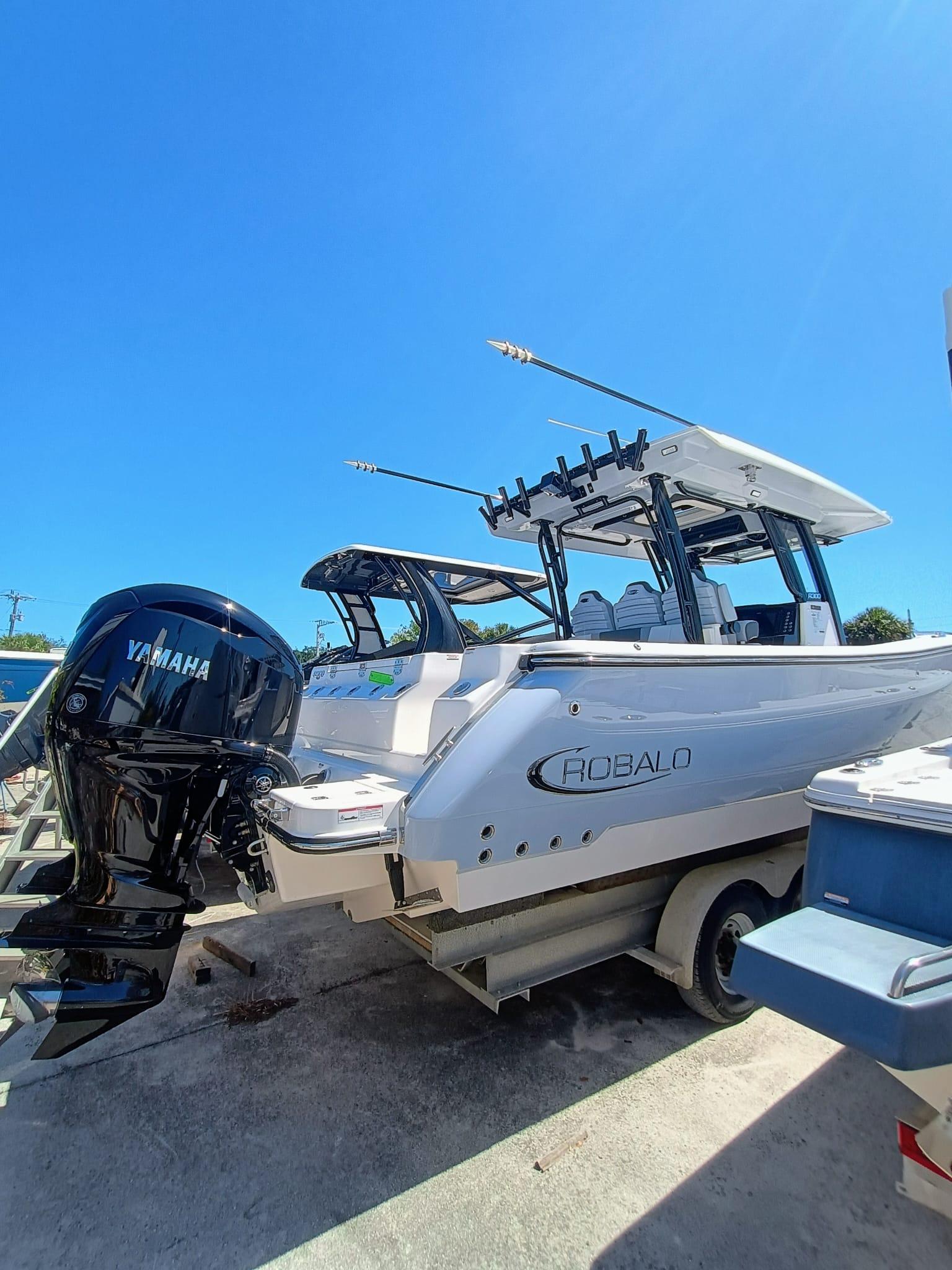 2025-robalo-r300-power-9771930-20250425120046949-1_XLARGE