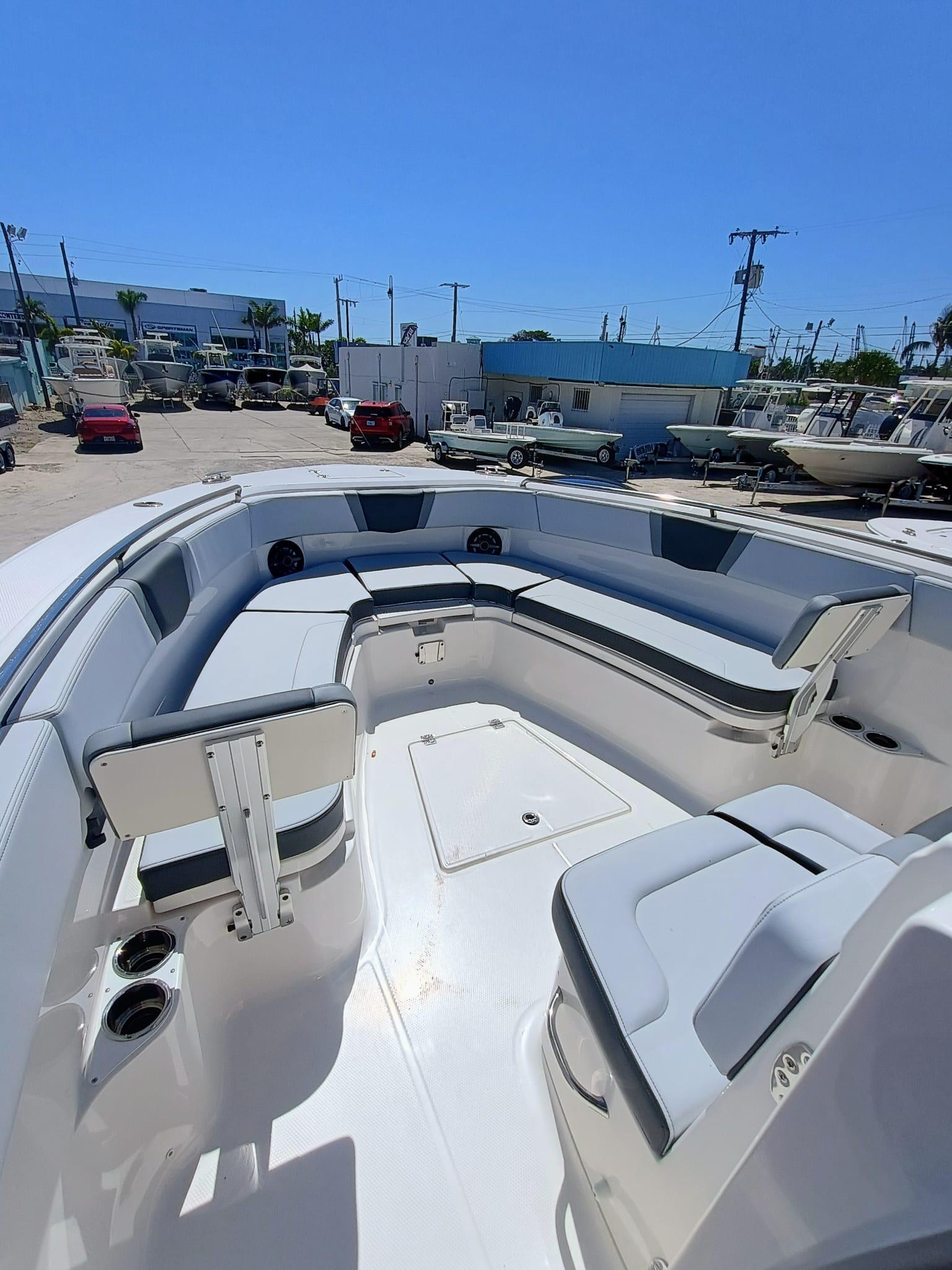 2025-robalo-r300-power-9771930-20250425120048857-1_XLARGE