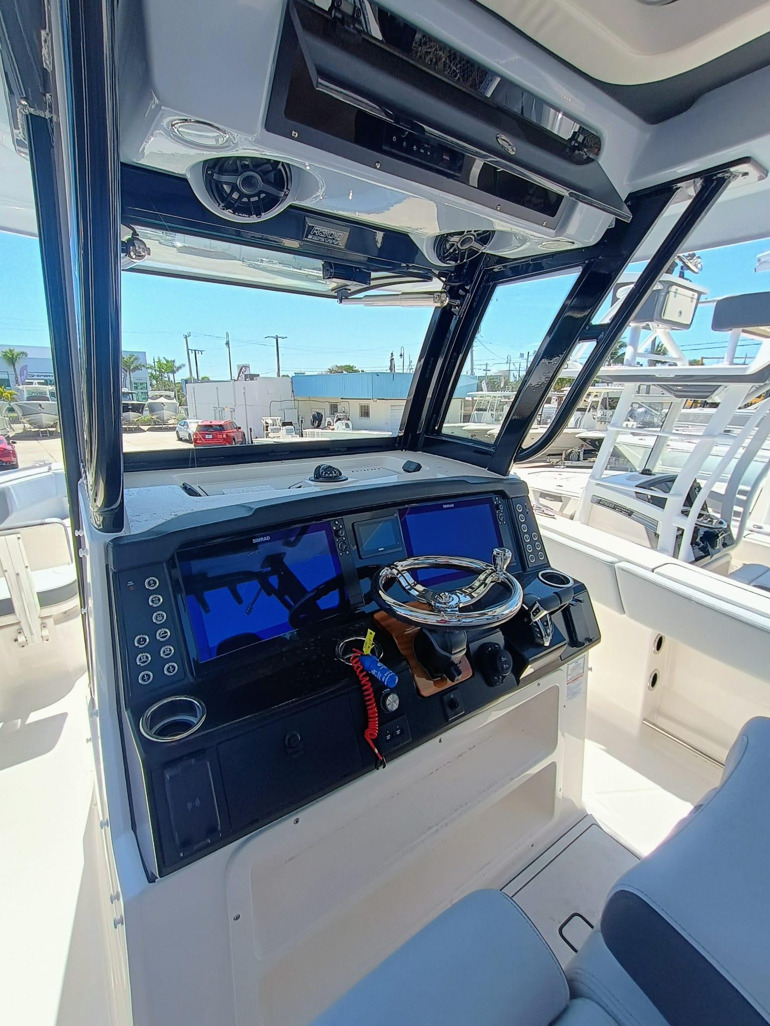 2025-robalo-r300-power-9771930-20250425120050878-1_XLARGE