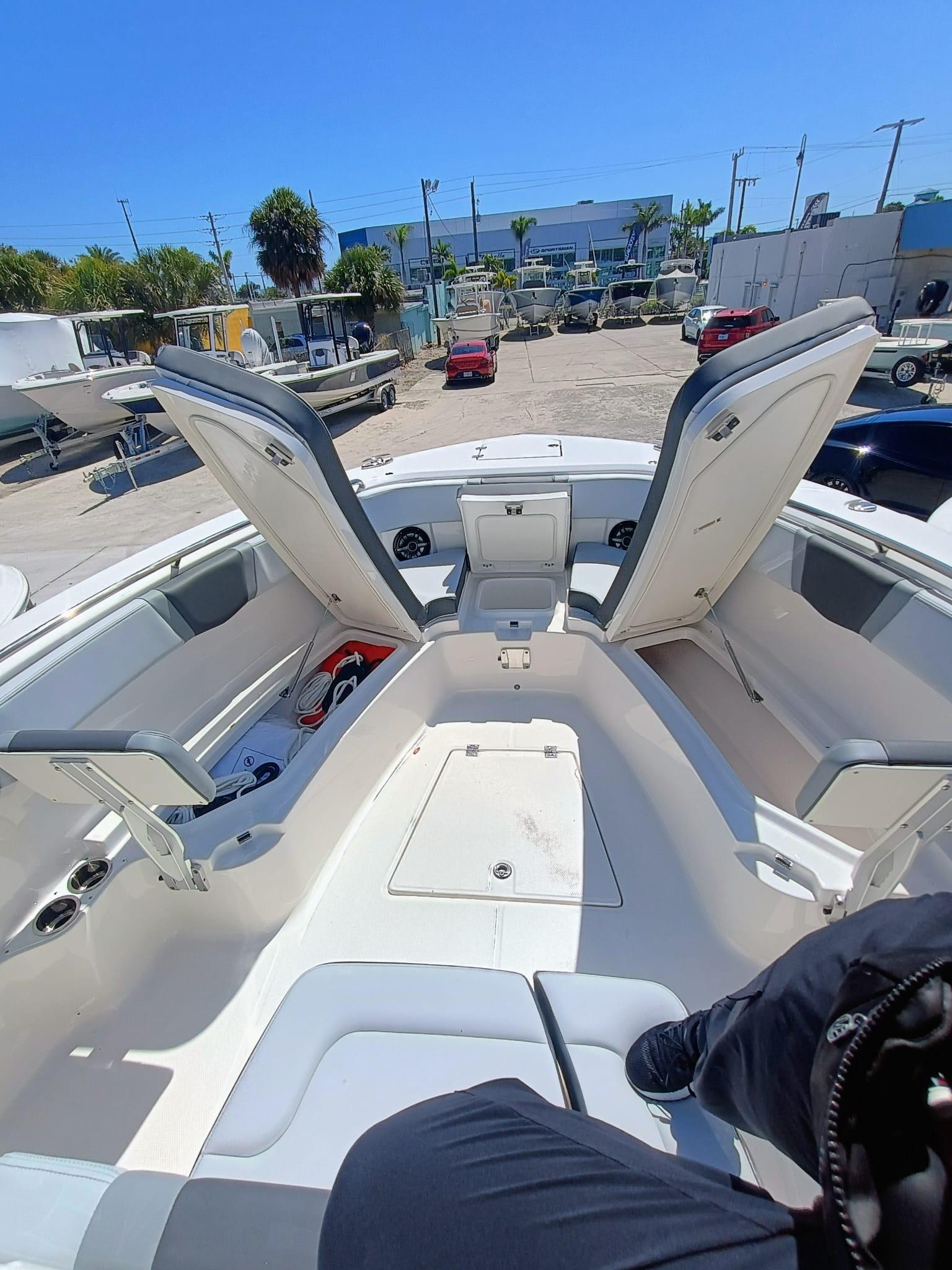 2025-robalo-r300-power-9771930-20250425120053102-1_XLARGE