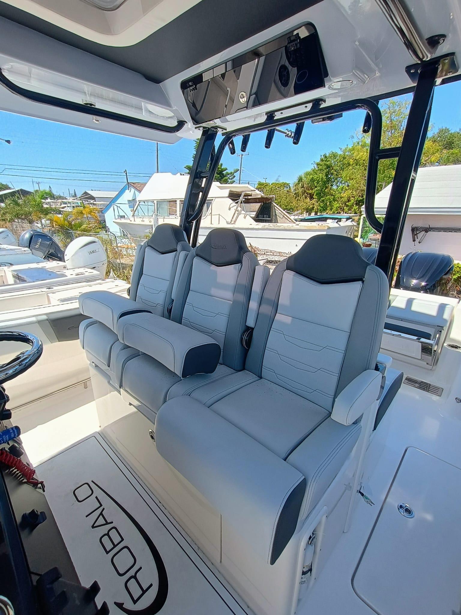 2025-robalo-r300-power-9771930-20250425120054889-1_XLARGE