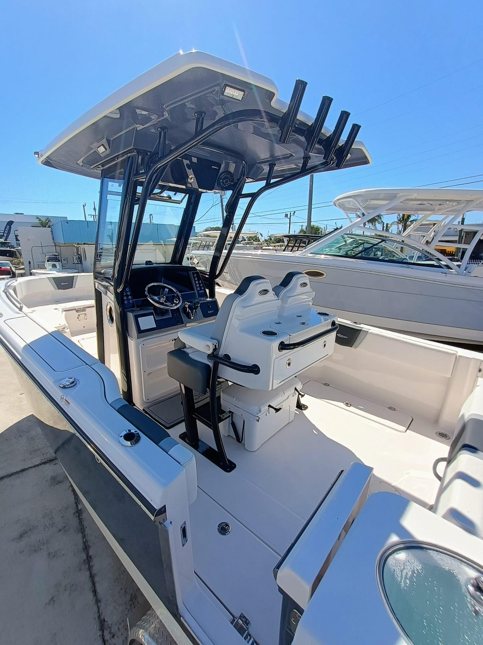 2025-robalo-r300-power-9771930-20250425120056885-1_XLARGE