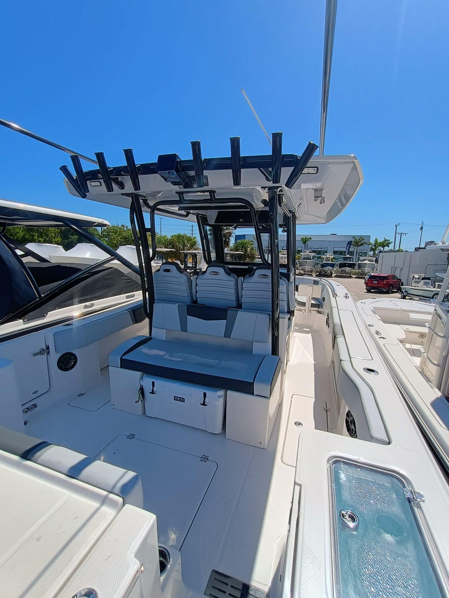 2025-robalo-r300-power-9771930-20250425120059887-1_XLARGE
