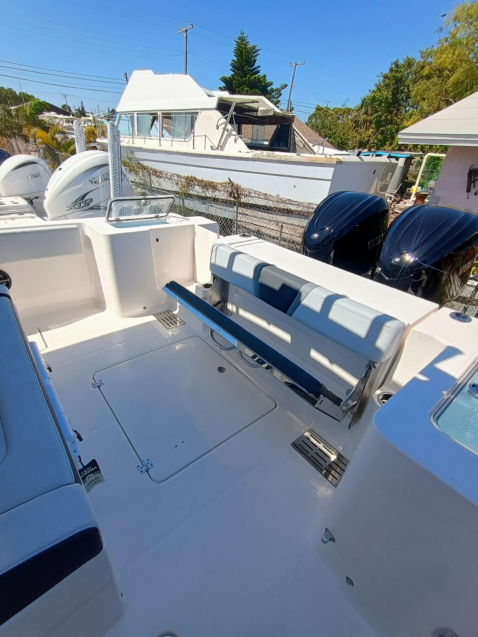 2025-robalo-r300-power-9771930-20250425120103889-1_XLARGE