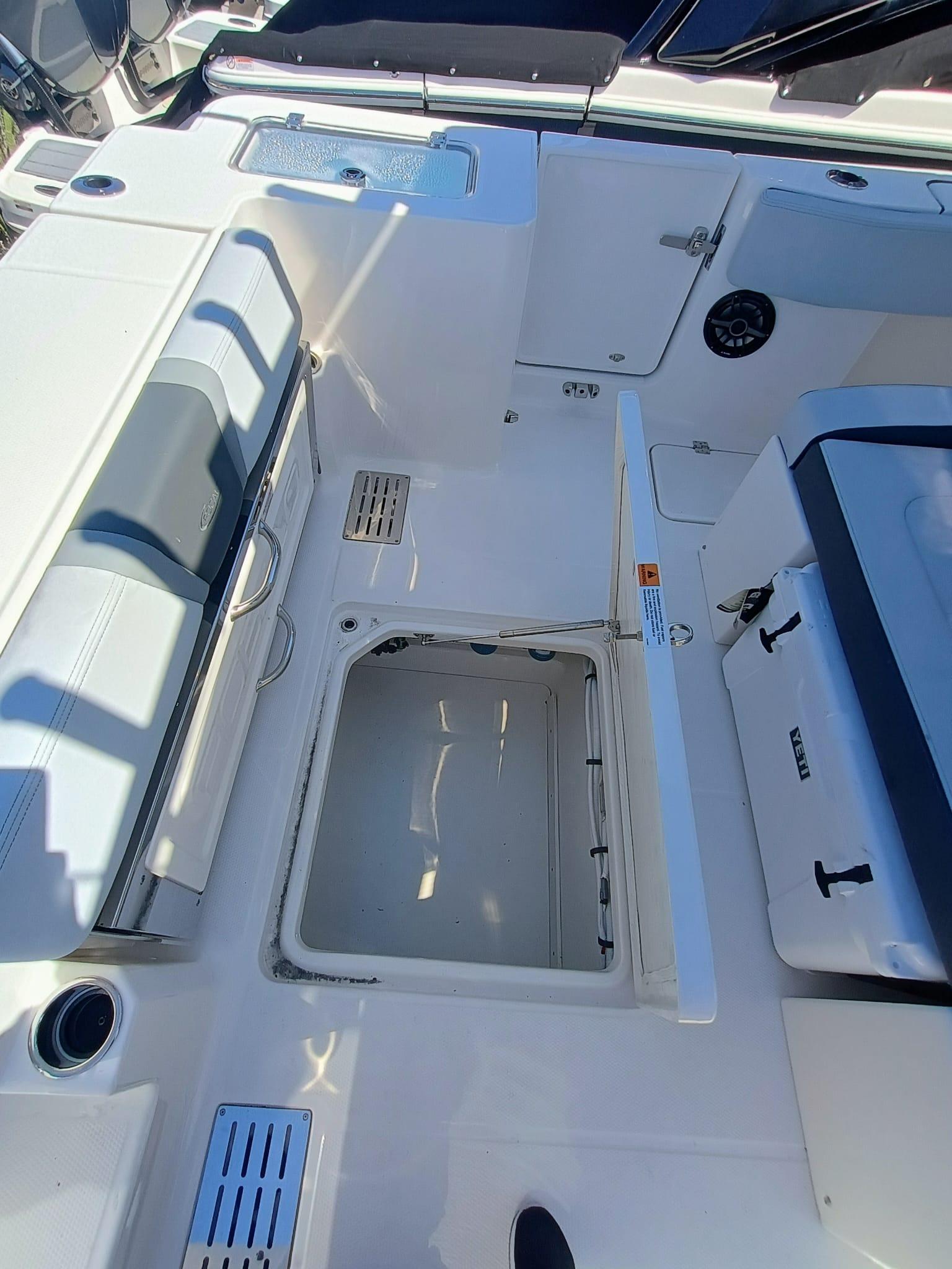 2025-robalo-r300-power-9771930-20250425120105892-1_XLARGE
