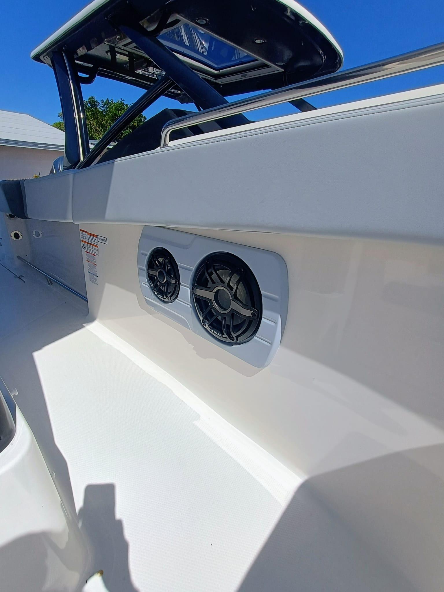 2025-robalo-r300-power-9771930-20250425120107828-1_XLARGE