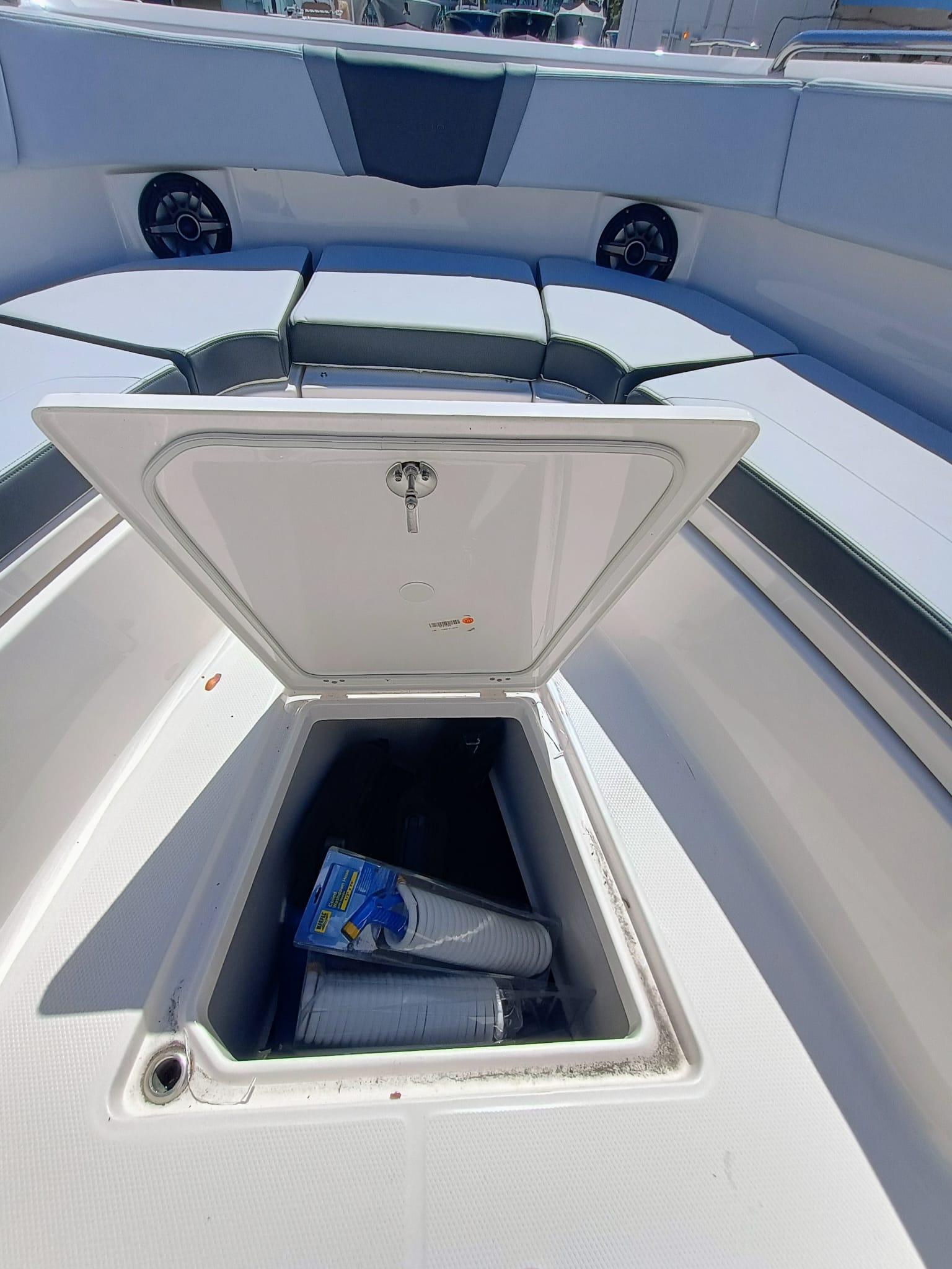 2025-robalo-r300-power-9771930-20250425120109891-1_XLARGE