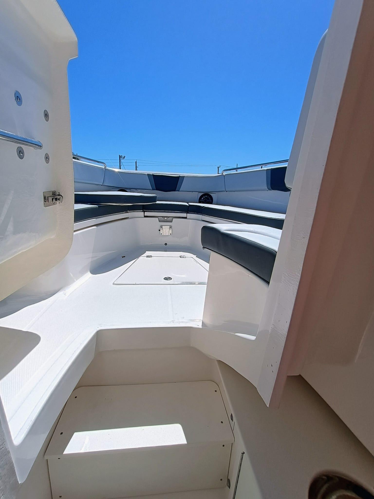 2025-robalo-r300-power-9771930-20250425120111849-1_XLARGE