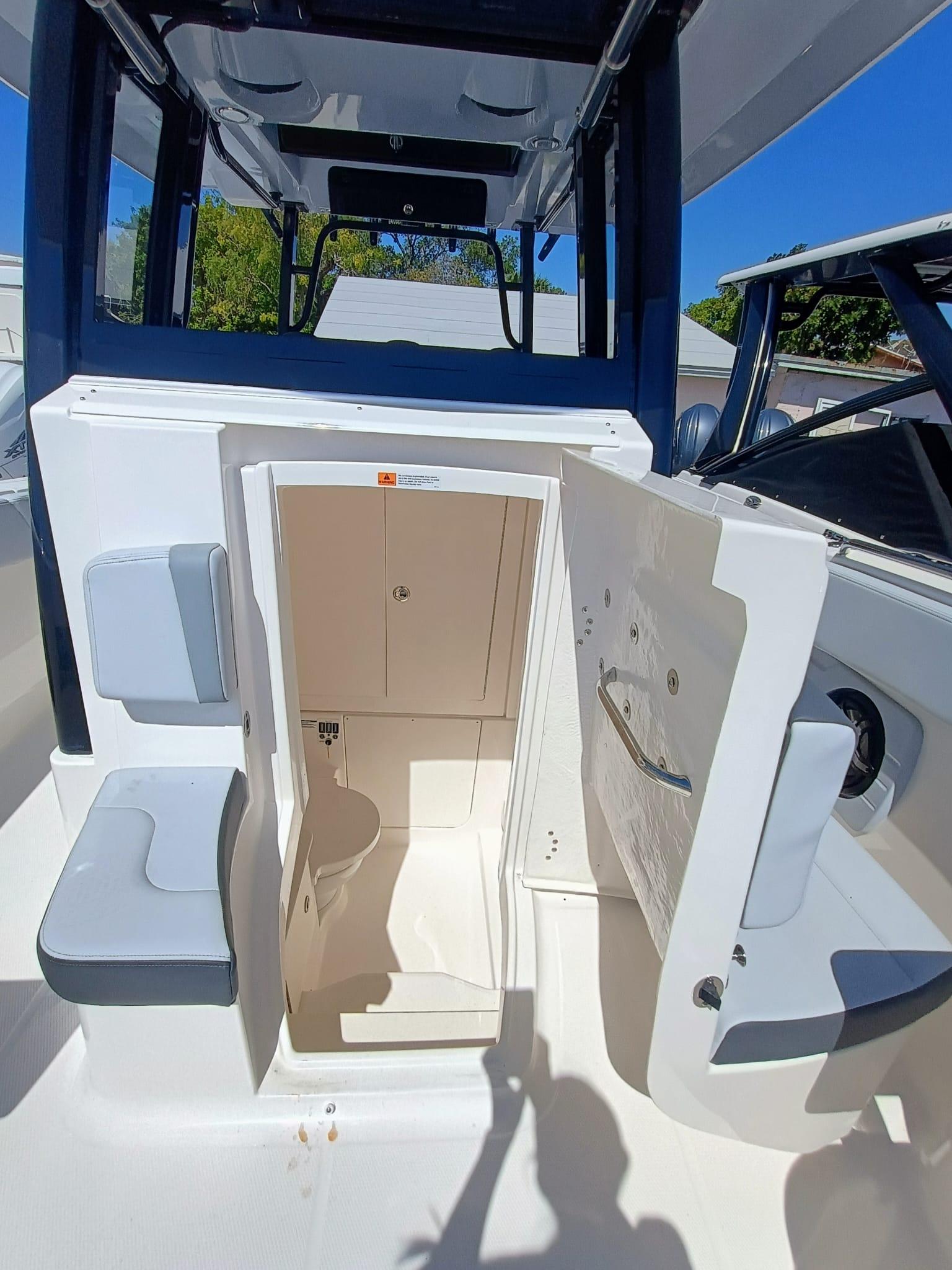 2025-robalo-r300-power-9771930-20250425120117921-1_XLARGE