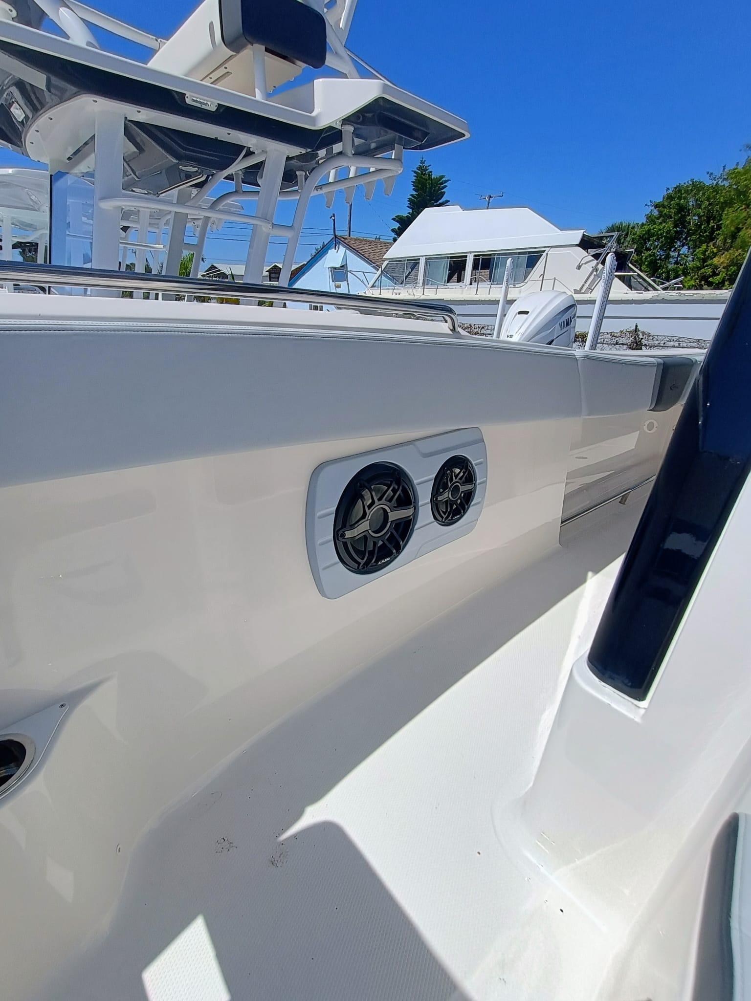 2025-robalo-r300-power-9771930-20250425120119880-1_XLARGE