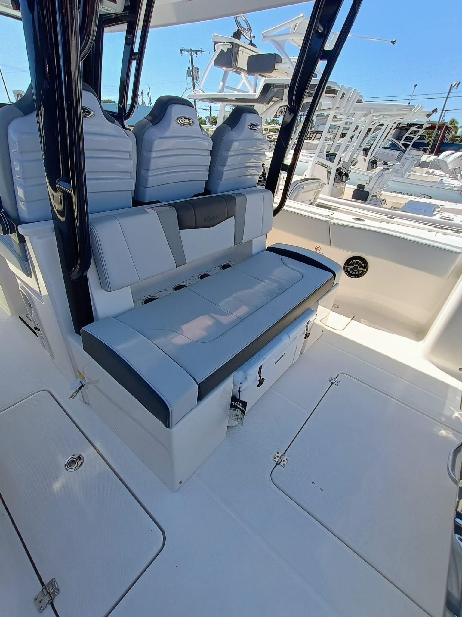 2025-robalo-r300-power-9771930-20250425120121892-1_XLARGE