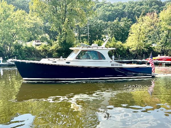 Photo of 2009 Hinckley 37'