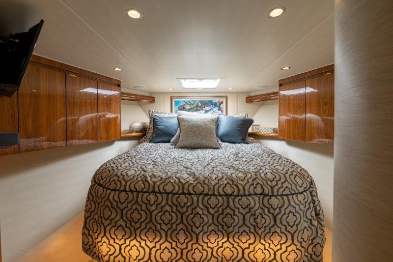 Viking 52 FAMILY TRADITION - Master Stateroom Island Berth