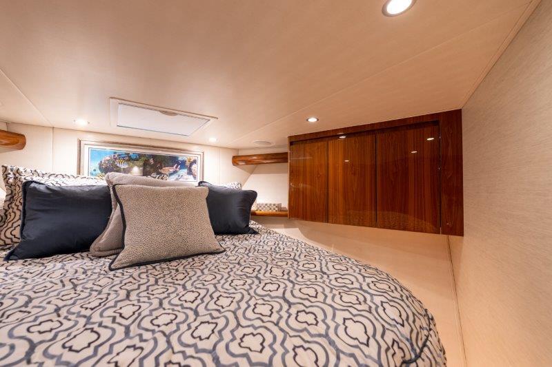 Viking 52 FAMILY TRADITION - Master Stateroom Island Berth