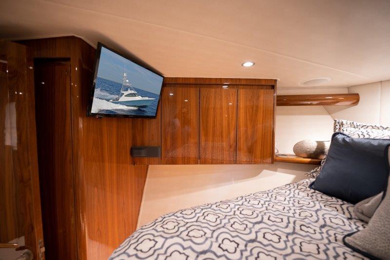 Viking 52 FAMILY TRADITION - Master Stateroom Island Berth & TV