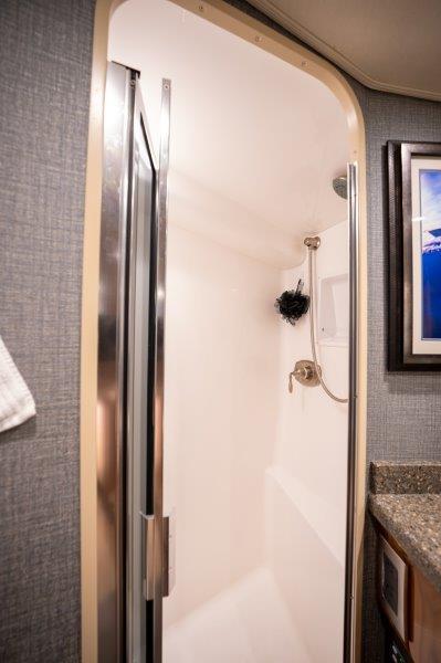 Viking 52 FAMILY TRADITION - Master Head Shower