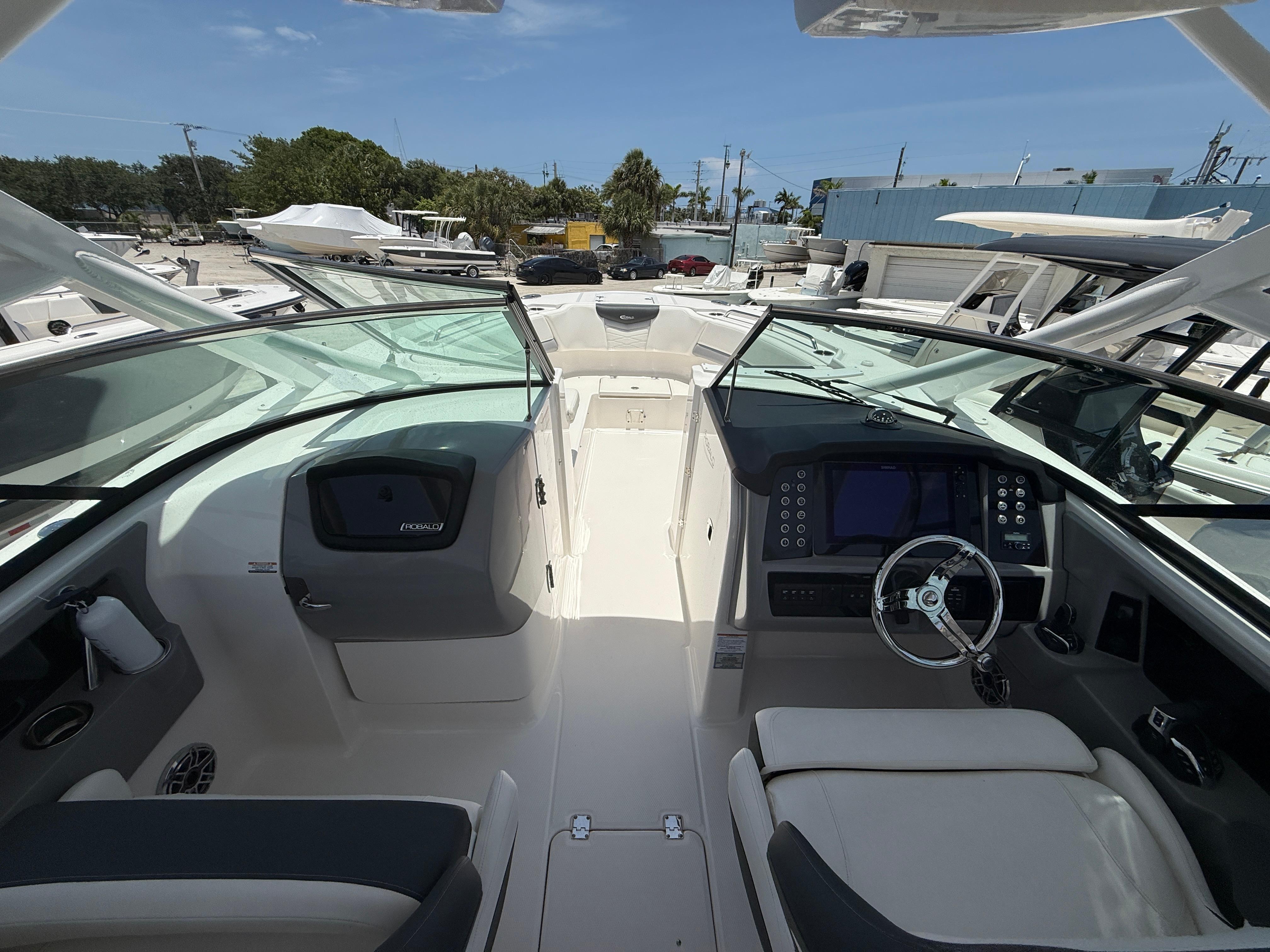 Robalo-R317 Dual Console 2024-317-125 FL-US-9771974 | Thumbnail