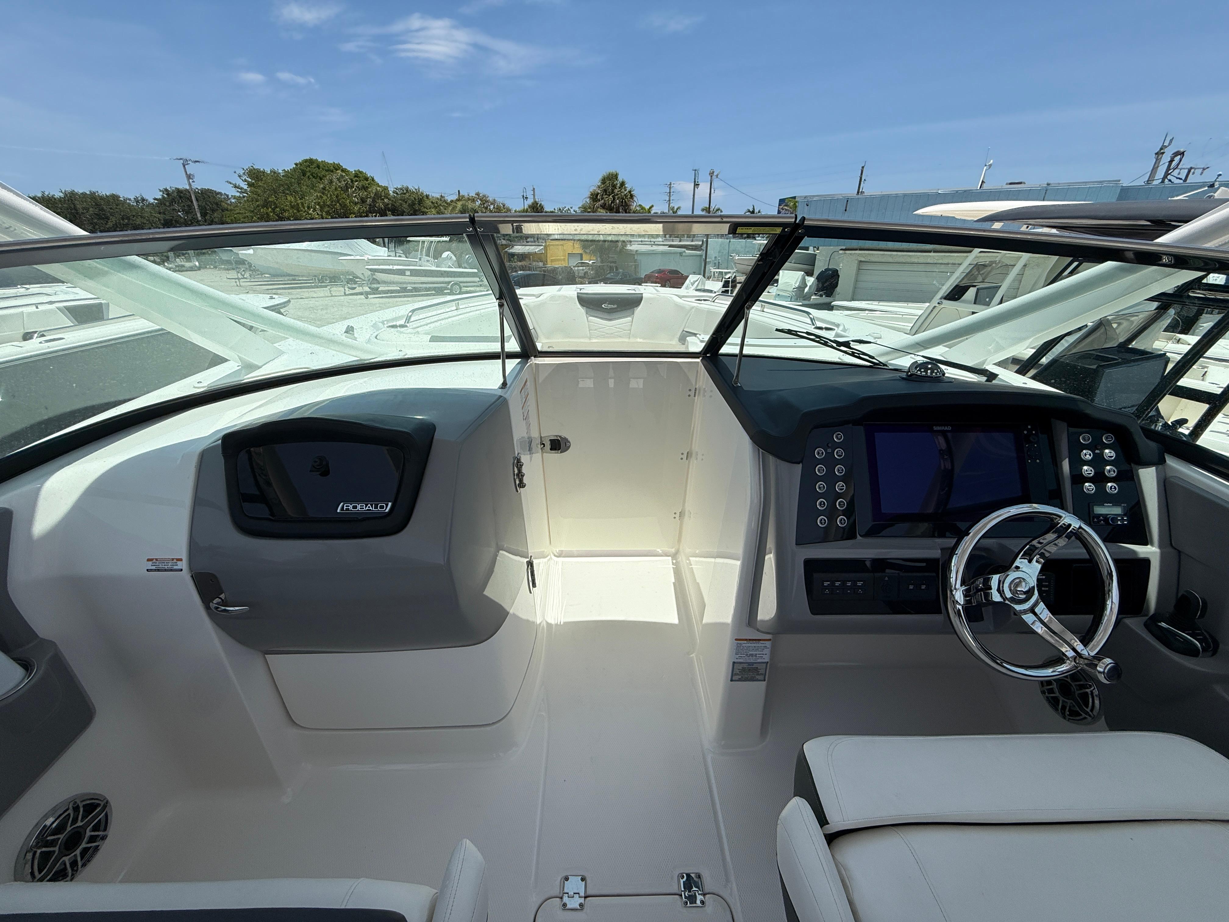 Robalo-R317 Dual Console 2024-317-125 FL-US-9771974 | Thumbnail