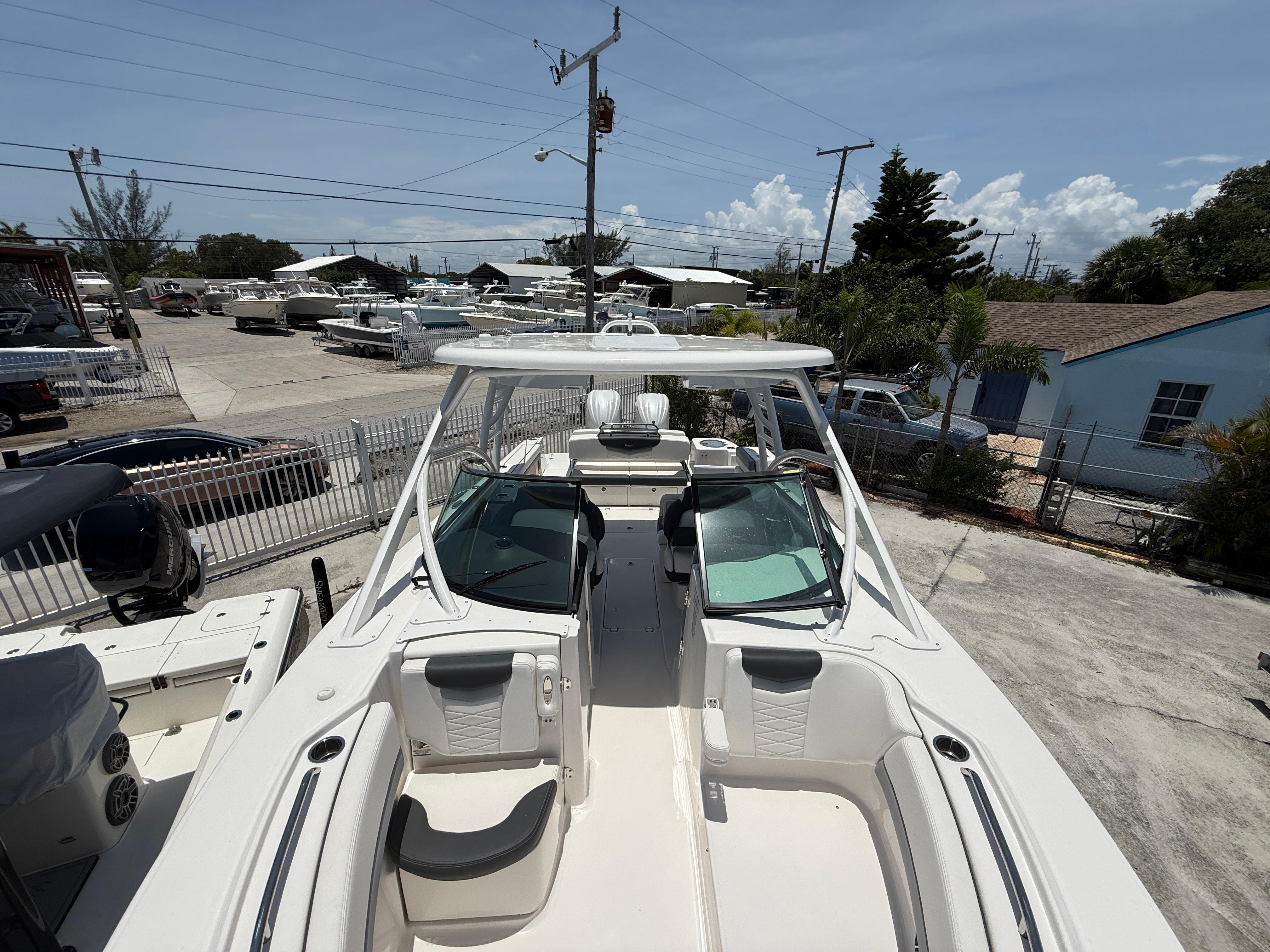 Robalo-R317 Dual Console 2024-317-125 FL-US-9771974 | Thumbnail