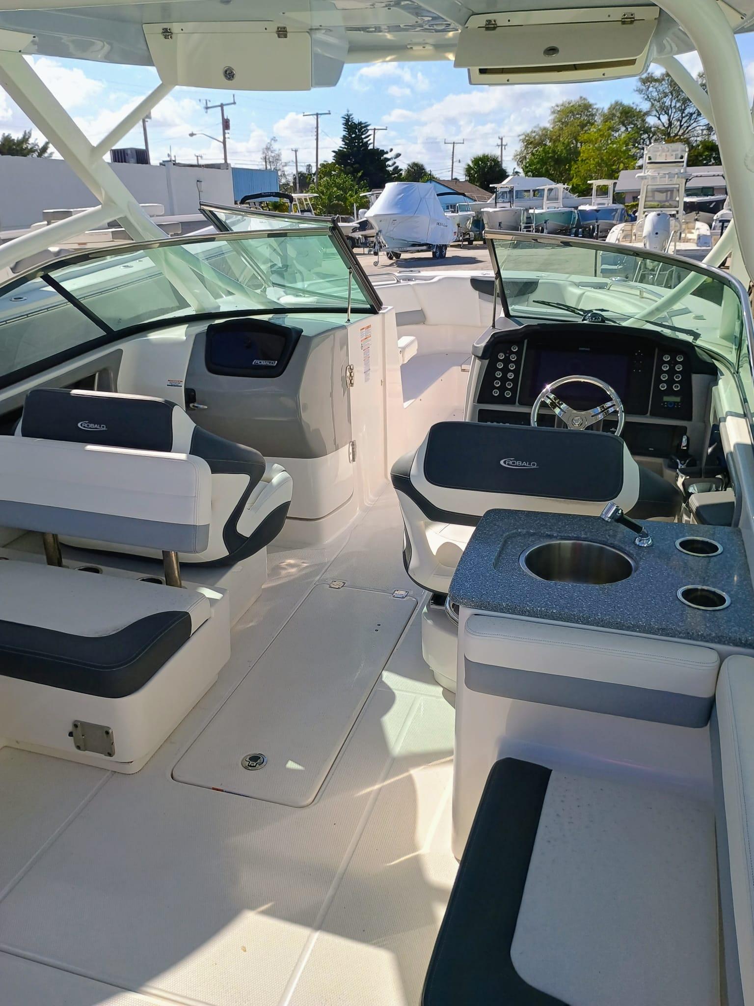 Robalo-R317 Dual Console 2024-317-125 FL-US-9771974 | Thumbnail