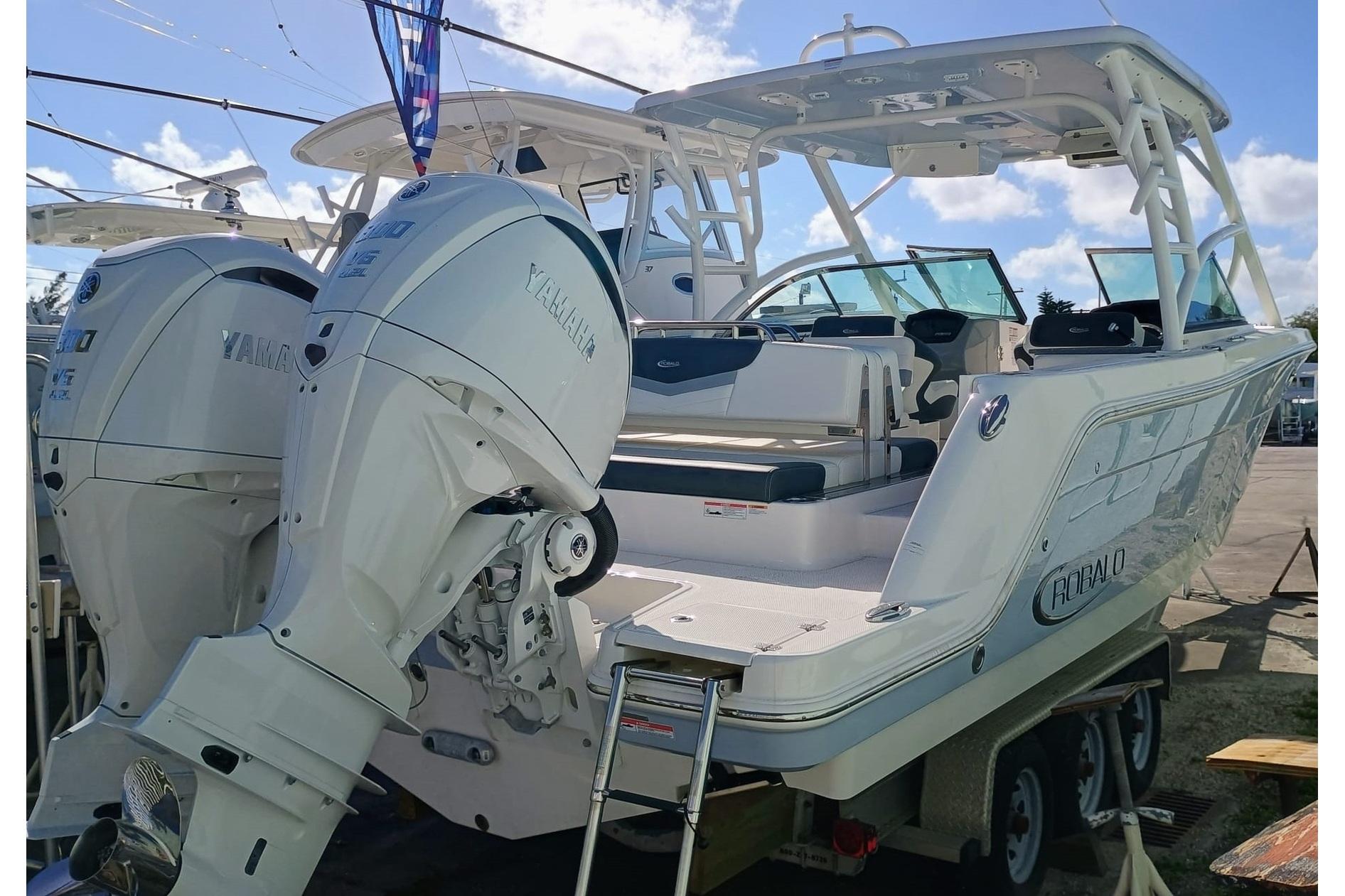 Robalo-R317 Dual Console 2024-317-125 FL-US-2024 Robalo R317 Dual Console boat with twin Yamaha outboard engines, docked on a trailer.-9771974 | Thumbnail