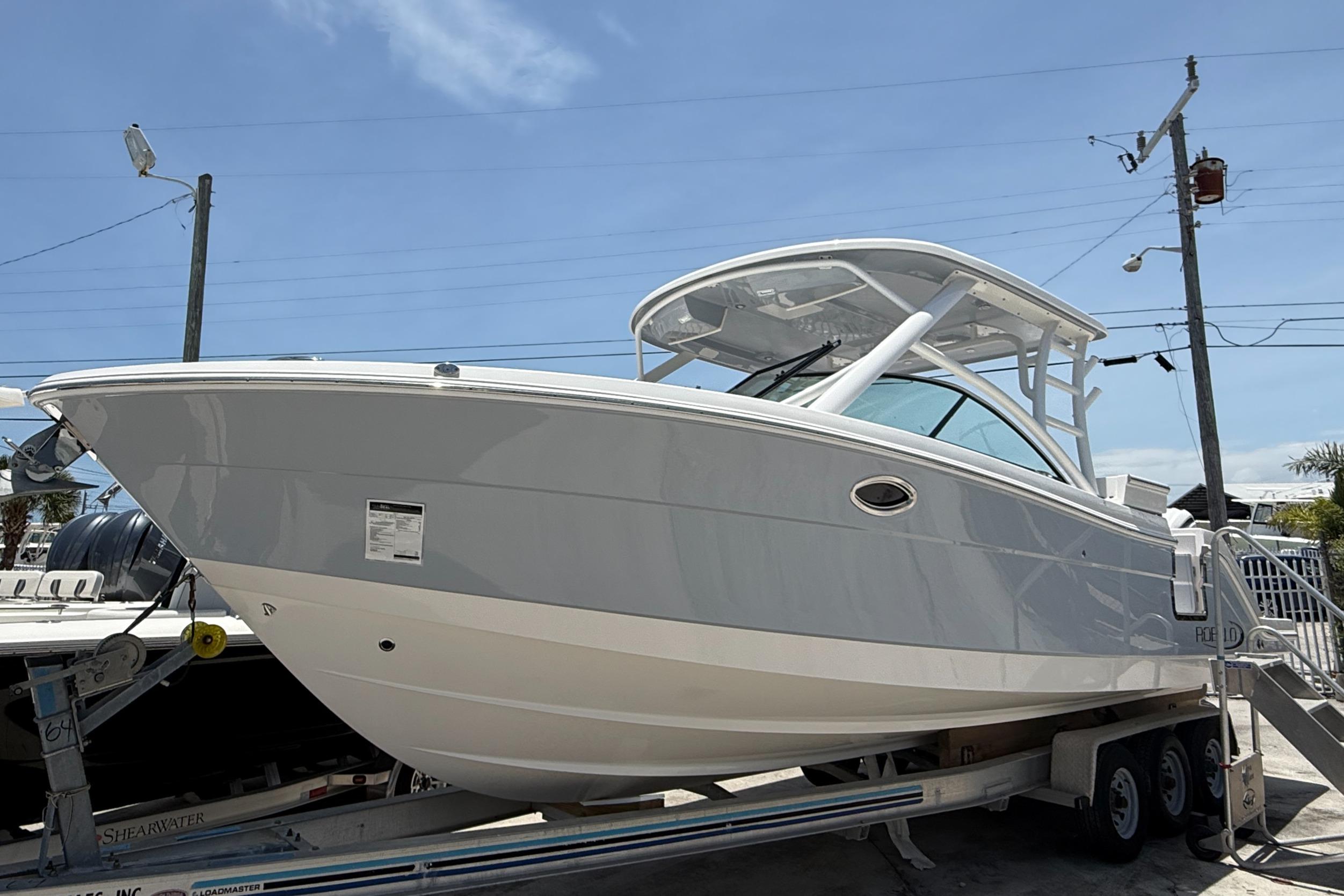Robalo-R317 Dual Console 2024-317-125 FL-US-2024 Robalo R317 Dual Console boat on trailer, side view under clear sky.-9771974