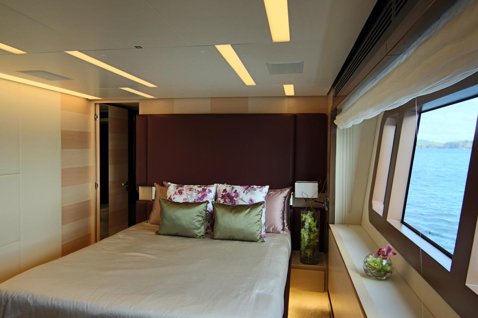 Azimut 100 Grande guest double cabin