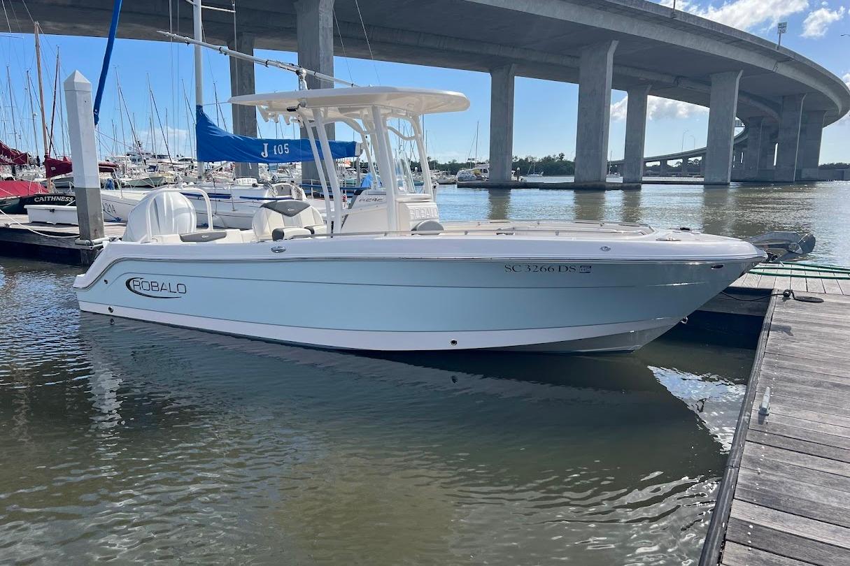 2022 Robalo R242 Center Console