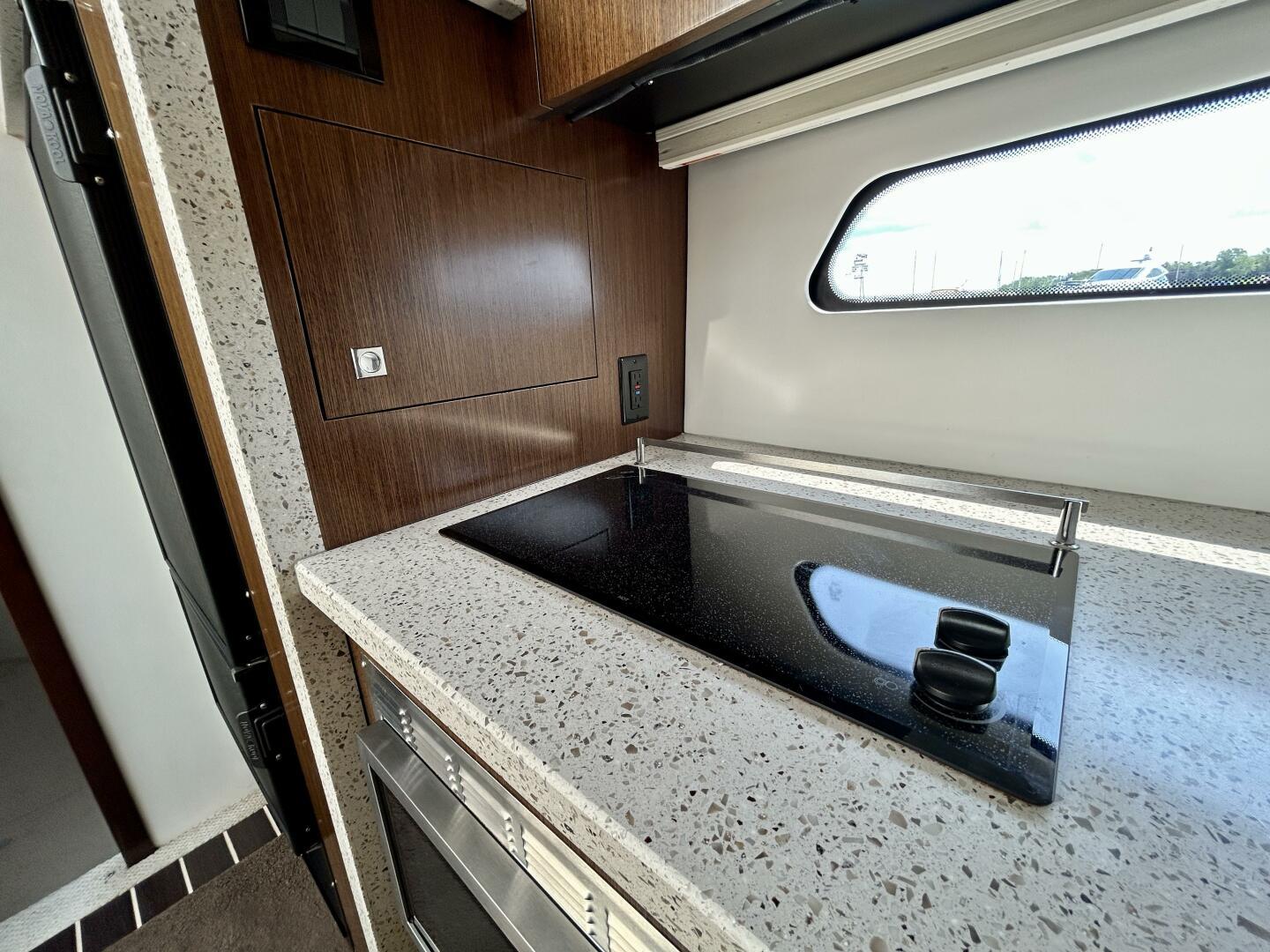 2011-cruisers-yachts-48-cantius-power-9750201-20250610141800059-1_XLARGE